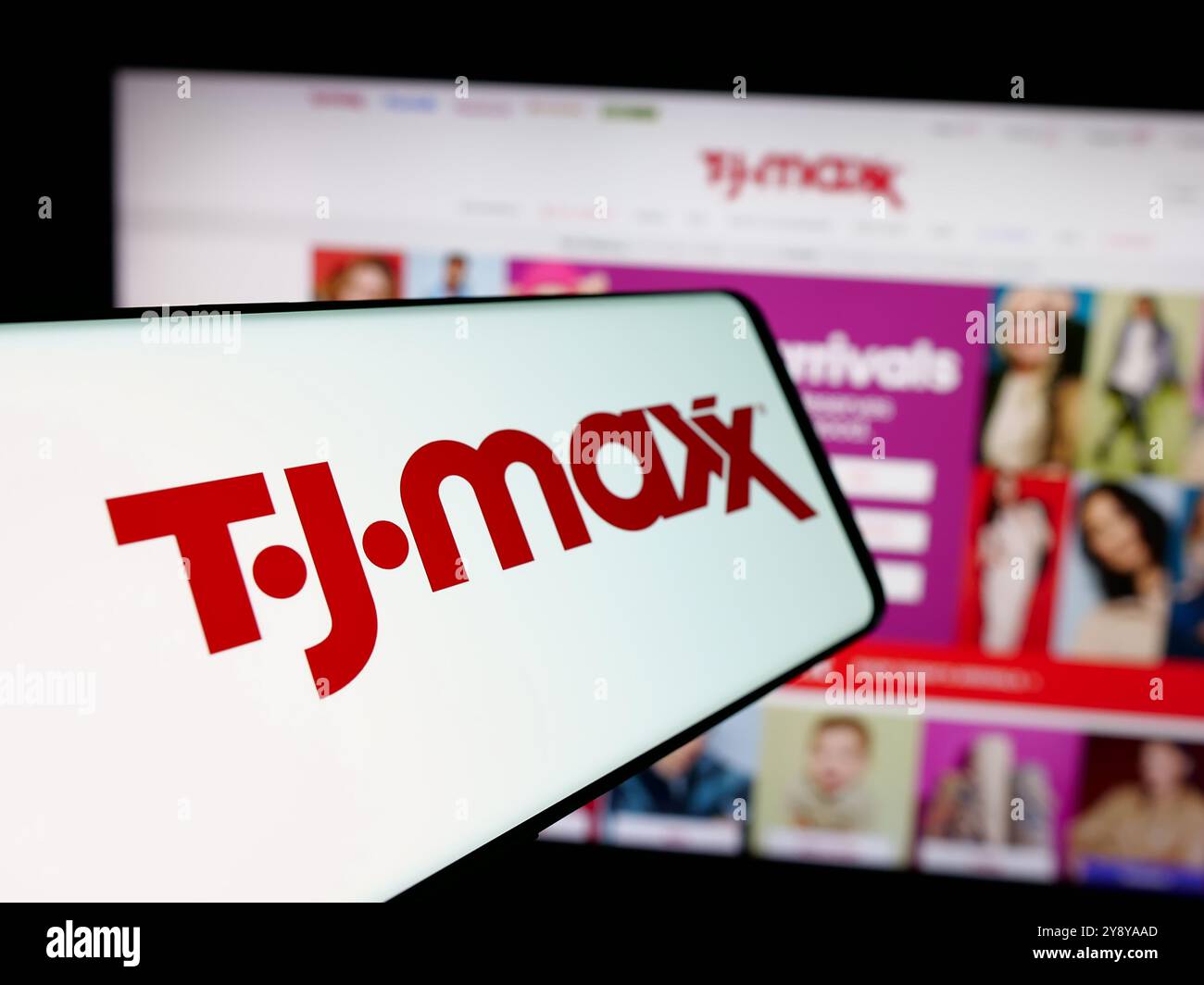 Smartphone avec logo de la société américaine de magasin de rabais TJ Maxx sur l'écran en face du site Web. Mettez l'accent sur le centre-gauche de l'écran du téléphone. Banque D'Images