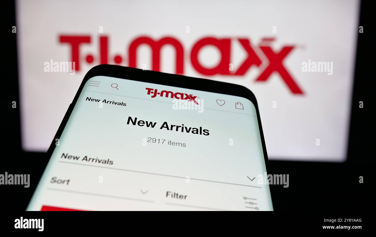Téléphone portable avec site Web de la société américaine de magasin de rabais TJ Maxx sur l'écran devant le logo de l'entreprise. Concentrez-vous sur le coin supérieur gauche de l'écran du téléphone. Banque D'Images
