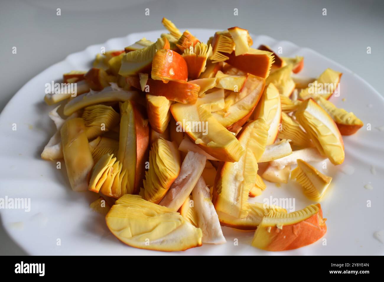 Champignon Amanita césarée coupé en morceaux sur une assiette avant la cuisson Banque D'Images