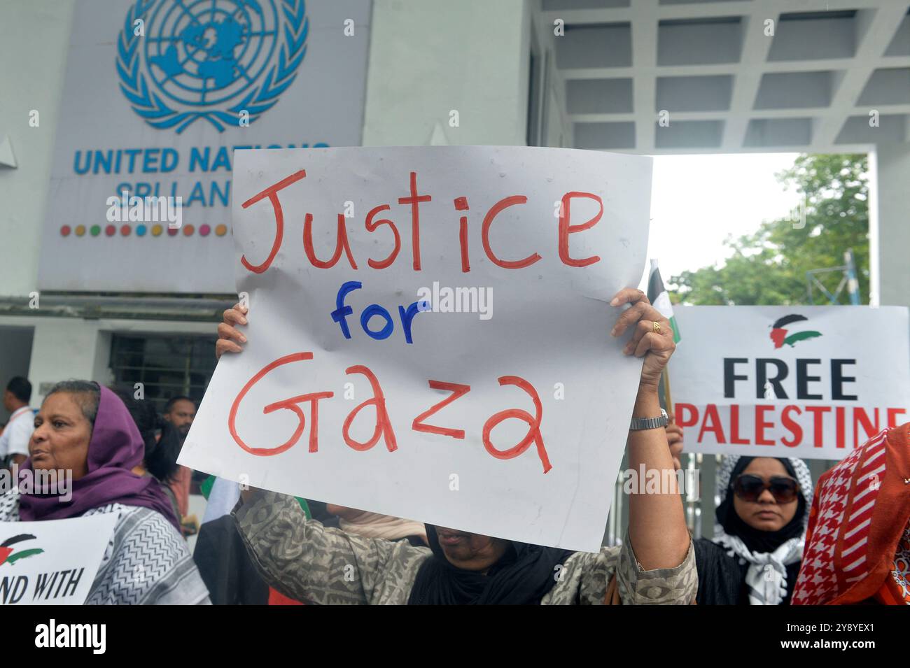 Colombo. 7 octobre 2024. Un manifestant tient une affiche lors d'une manifestation de soutien à Gaza devant le bureau des Nations Unies (ONU) à Colombo, Sri Lanka, le 7 octobre 2024. Les gens ont participé à des manifestations dans de nombreux endroits du monde, exprimant leur soutien à la Palestine et au Liban, alors que la dernière vague de conflit de Gaza marquait un an. Crédit : Gayan Sameera/Xinhua/Alamy Live News Banque D'Images