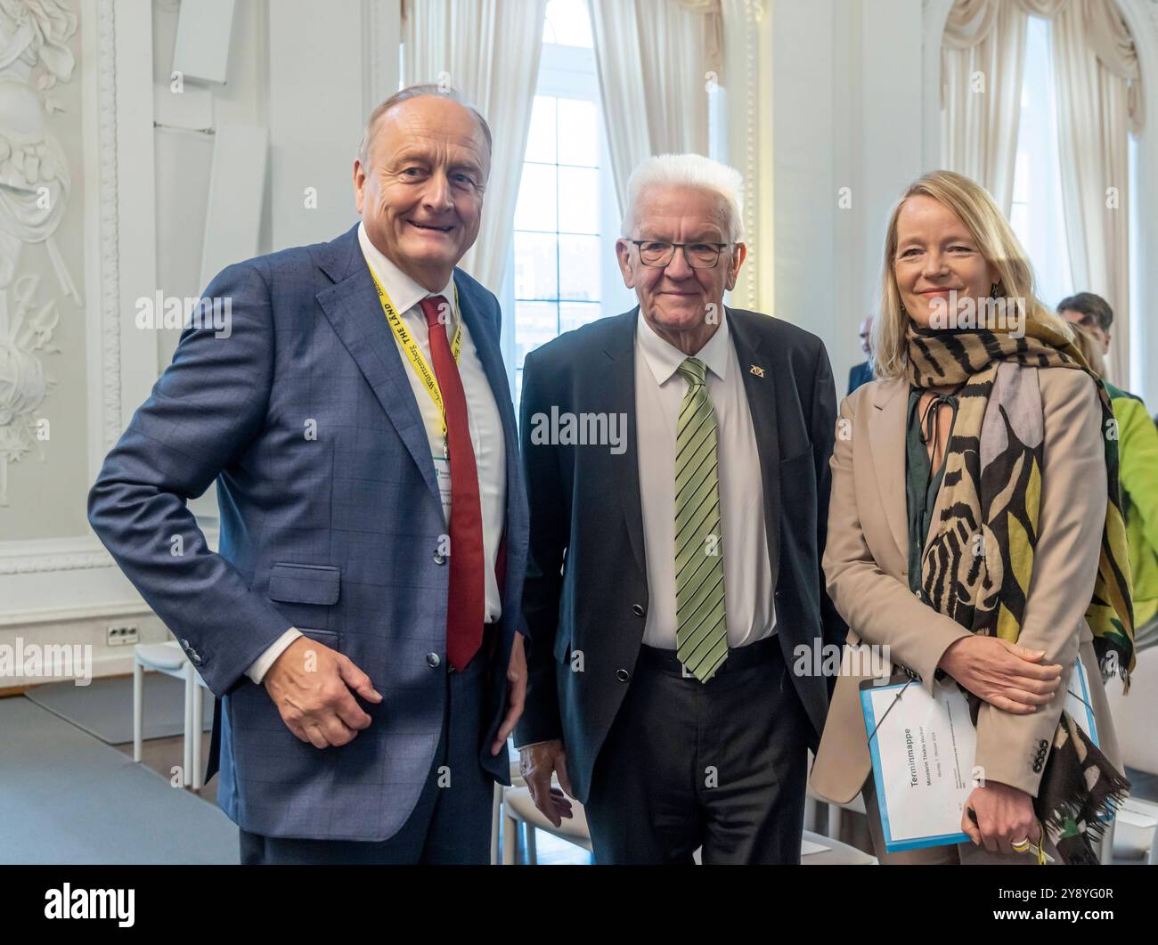 Joachim Rukwied Präsident LBV, Ministerpräsident Winfried Kretschmann, Umweltministerin Thekla Walker. Strategiedialog Landwirtschaft, Abschlusskonferenz im neuen Schloss. Rund 50 Akteuren aus Landwirtschaft, Naturschutz, Handel, Verarbeitung, Erzeugung Gesellschaft, Kirchen und Politik unterzeichnen einen Gesellschaftsvertrag für die Zukunft der Landwirtschaft und der biologischen Vielfalt in Bade-Württemberg. // 07.10.2024 : Stuttgart, Baden-Württemberg, Deutschland *** Joachim Rukwied Président LBV , Ministre Président Winfried Kretschmann, Ministre de l'environnement Thekla Walker Strategic Dial Banque D'Images