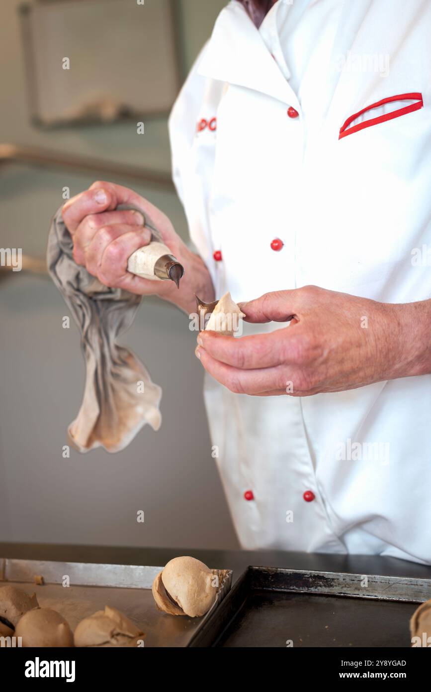 La 'Dronerese al Rhum', une pâtisserie au chocolat typique des vallées de Cuneo, dans le Piémont, Italie. Banque D'Images