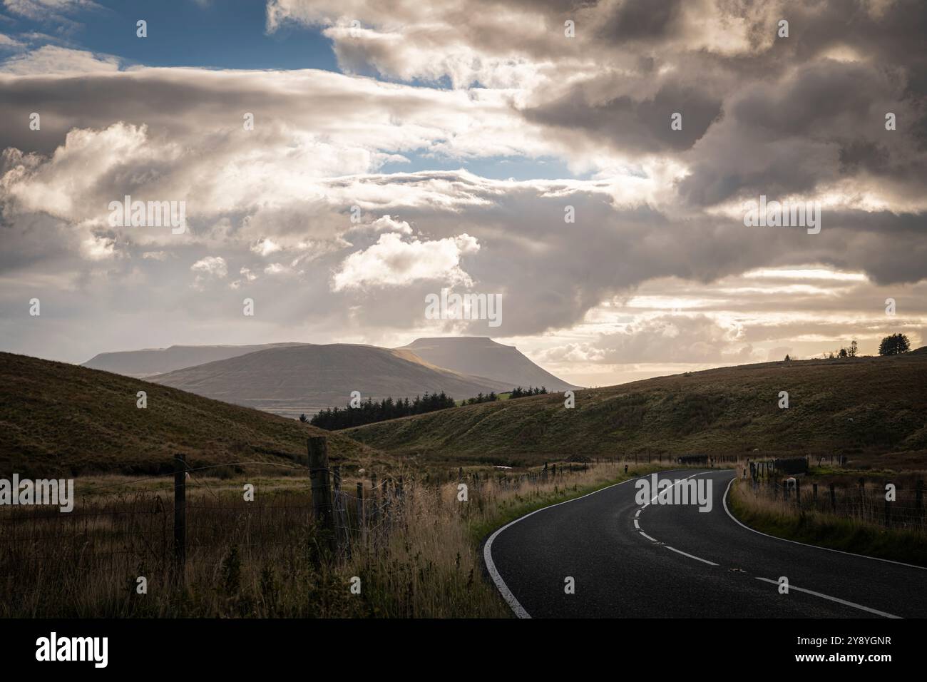Image HDR automnale d'Ingleborough depuis Blea Moor Road, l'un des trois pics du parc national des Yorkshire Dales, en Angleterre. 02 octobre 2024 Banque D'Images