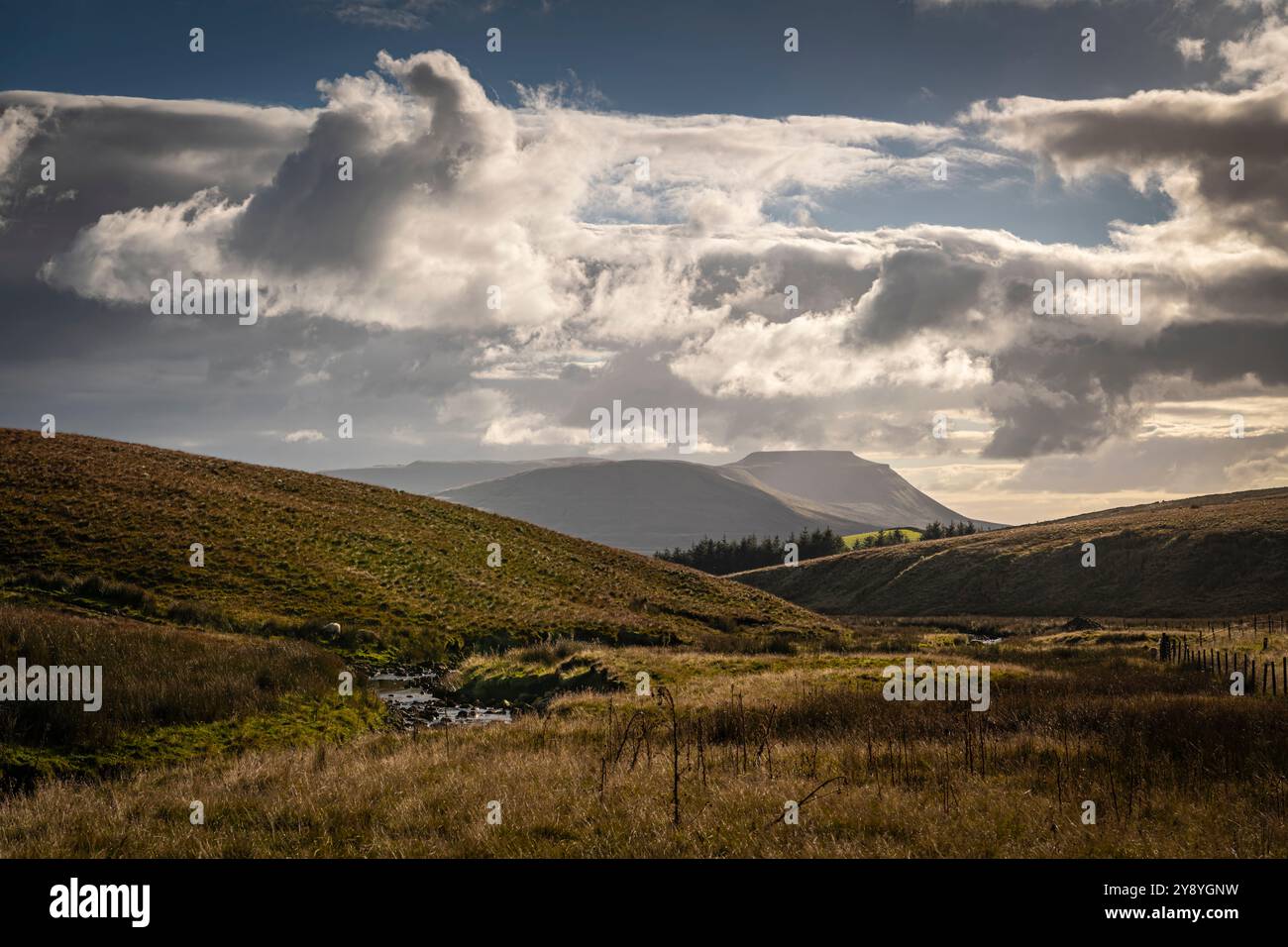 Image HDR automnale d'Ingleborough depuis Blea Moor Road, l'un des trois pics du parc national des Yorkshire Dales, en Angleterre. 02 octobre 2024 Banque D'Images