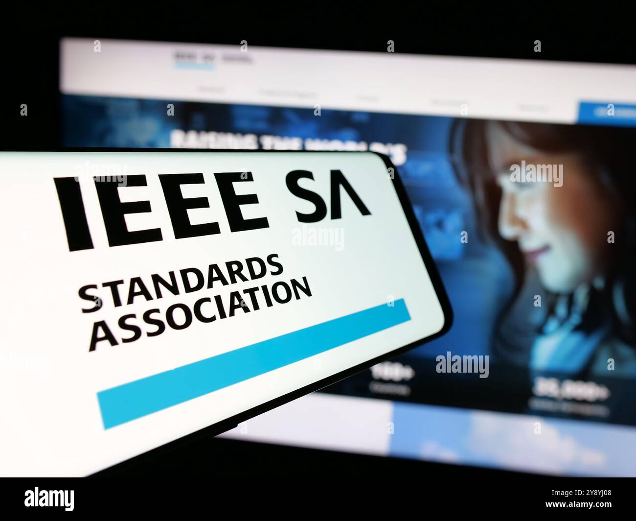 Smartphone avec logo de l'IEEE Standards Association sur l'écran devant le site Web. Concentrez-vous sur le centre de l'écran du téléphone. Banque D'Images