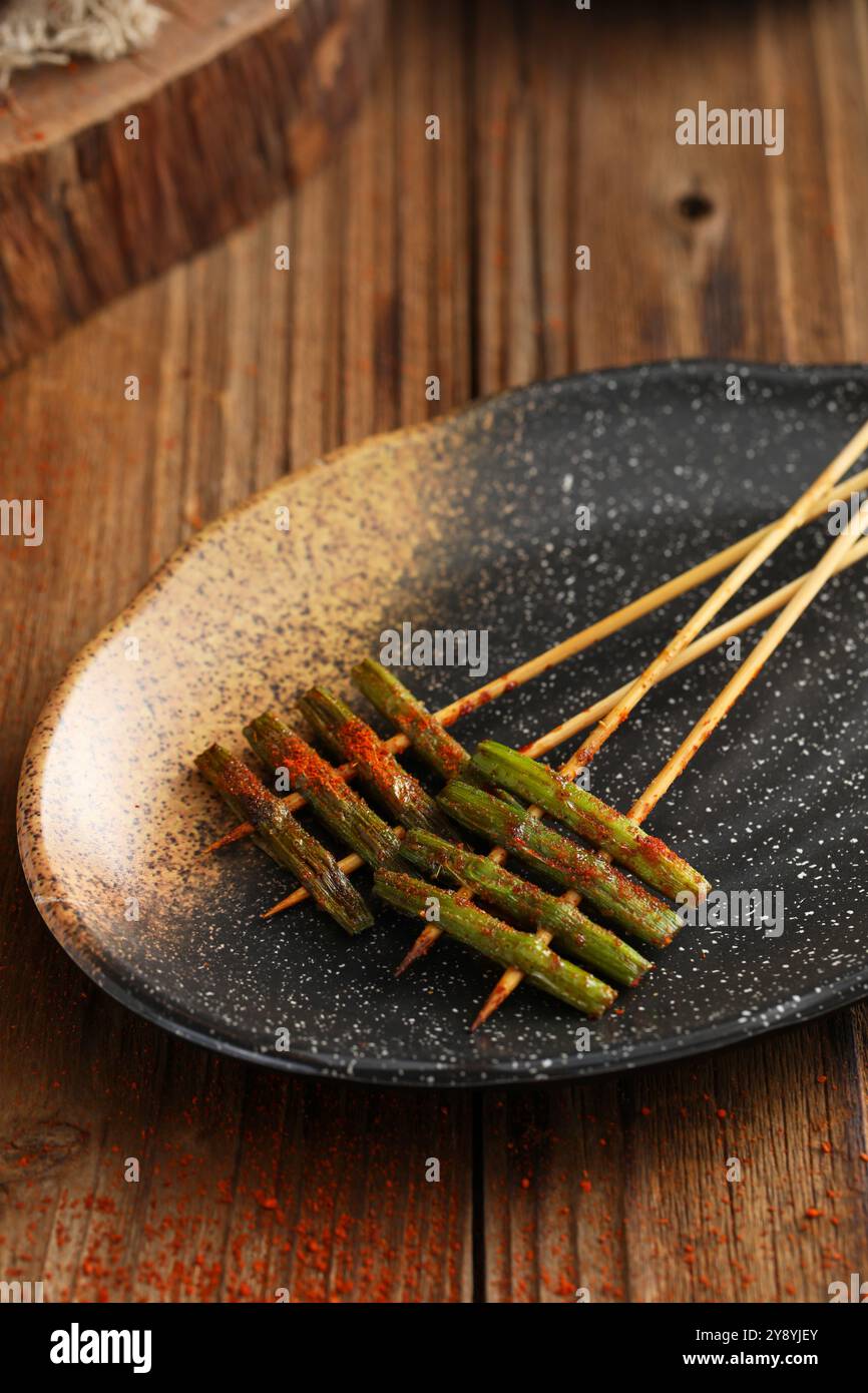 Haricots verts grillés au charbon de bois 5 brochettes, shashlik. Kebab. Banque D'Images