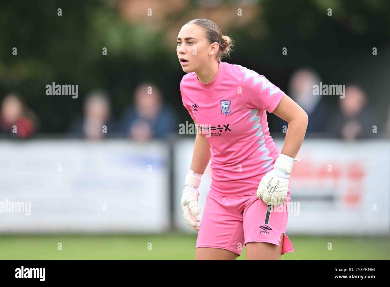 La gardienne de but Natalia Negri (1 Ipswich) regarde lors de la première division de la FA Women's premier League entre Ipswich Town Women et Watford Women à Dellwood Road, Felixstowe le dimanche 6 octobre 2024. (Photo : Kevin Hodgson | mi News) crédit : MI News & Sport /Alamy Live News Banque D'Images