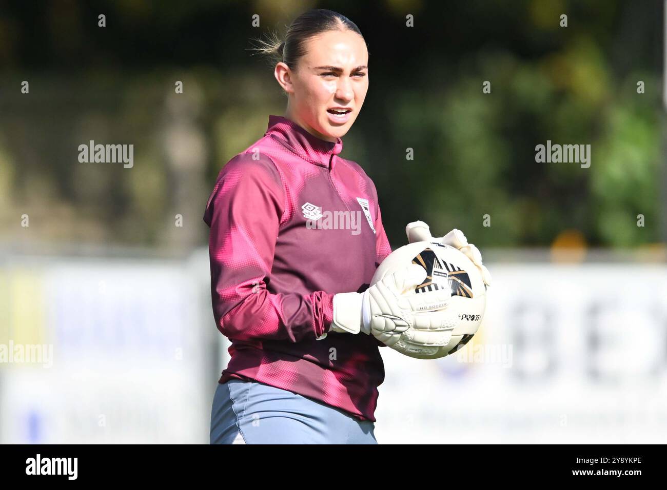 La gardienne Natalia Negri (1 Ipswich) se réchauffe lors de la première division de la FA Women's premier League entre Ipswich Town Women et Watford Women à Dellwood Road, Felixstowe le dimanche 6 octobre 2024. (Photo : Kevin Hodgson | mi News) crédit : MI News & Sport /Alamy Live News Banque D'Images