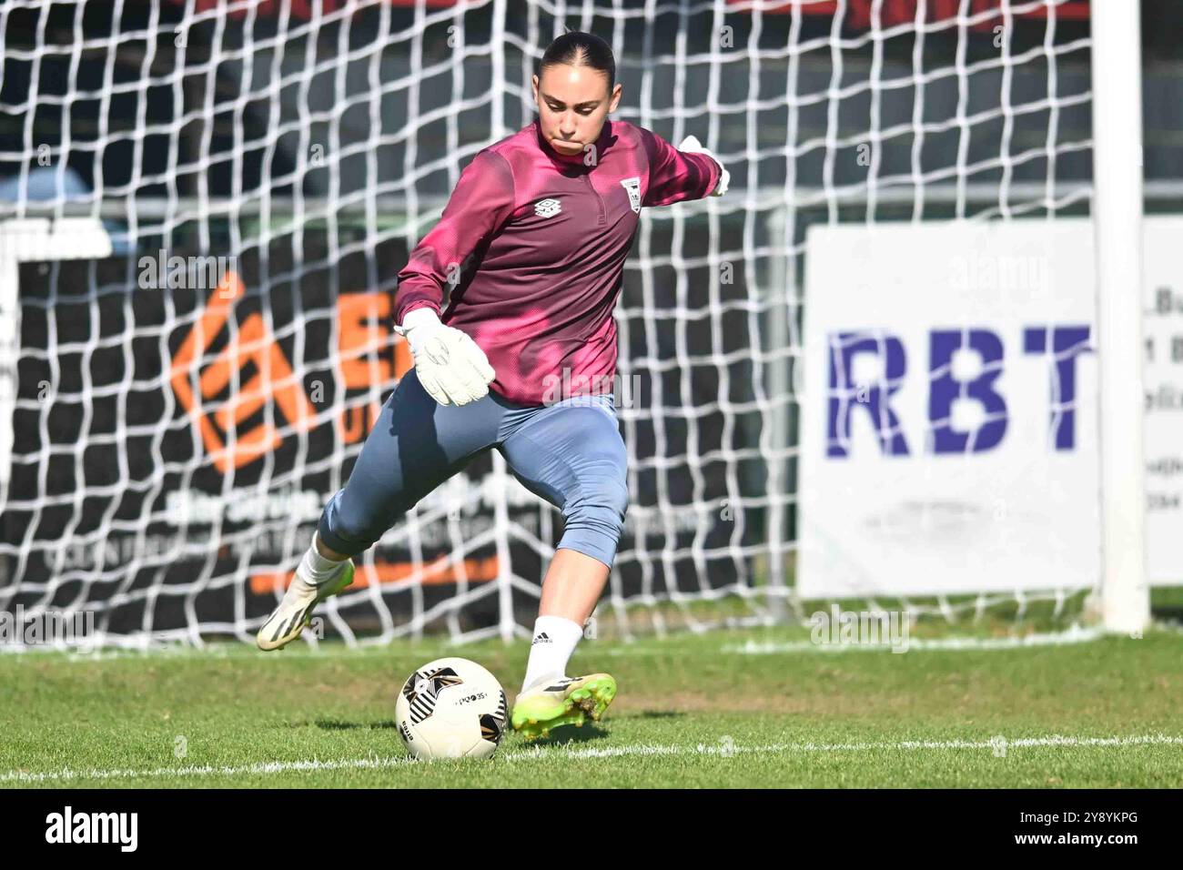 La gardienne Natalia Negri (1 Ipswich) se réchauffe lors de la première division de la FA Women's premier League entre Ipswich Town Women et Watford Women à Dellwood Road, Felixstowe le dimanche 6 octobre 2024. (Photo : Kevin Hodgson | mi News) crédit : MI News & Sport /Alamy Live News Banque D'Images
