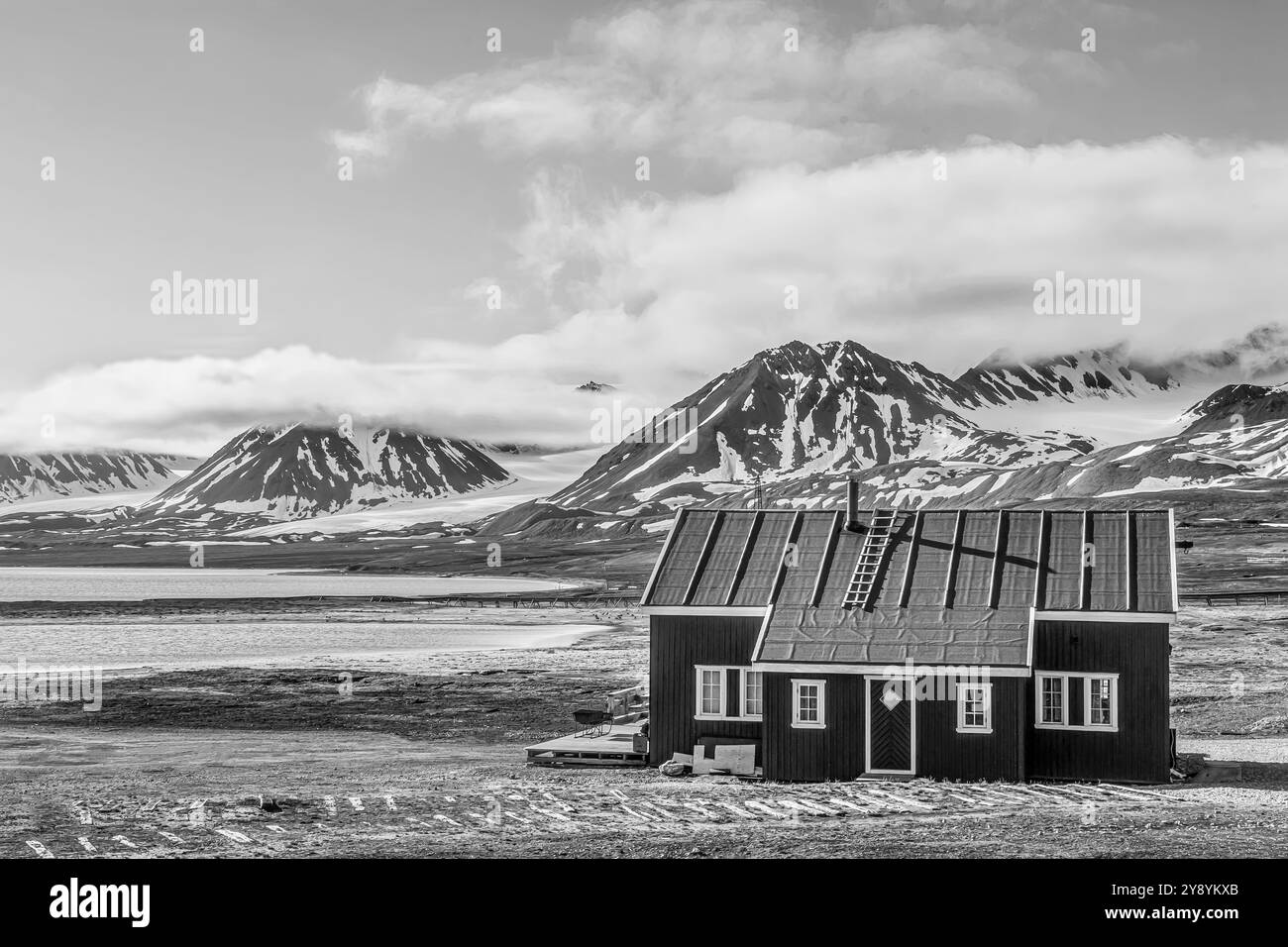 Image en noir et blanc d'une maison en bois dans le village NY Alesund dans le Svalbard, Spitzberg, Norvège Banque D'Images
