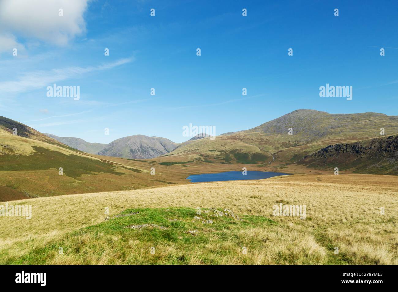 Burnmoor Tarn avec les montagneux Kirk Fell (à gauche) et Scafell en arrière-plan Banque D'Images