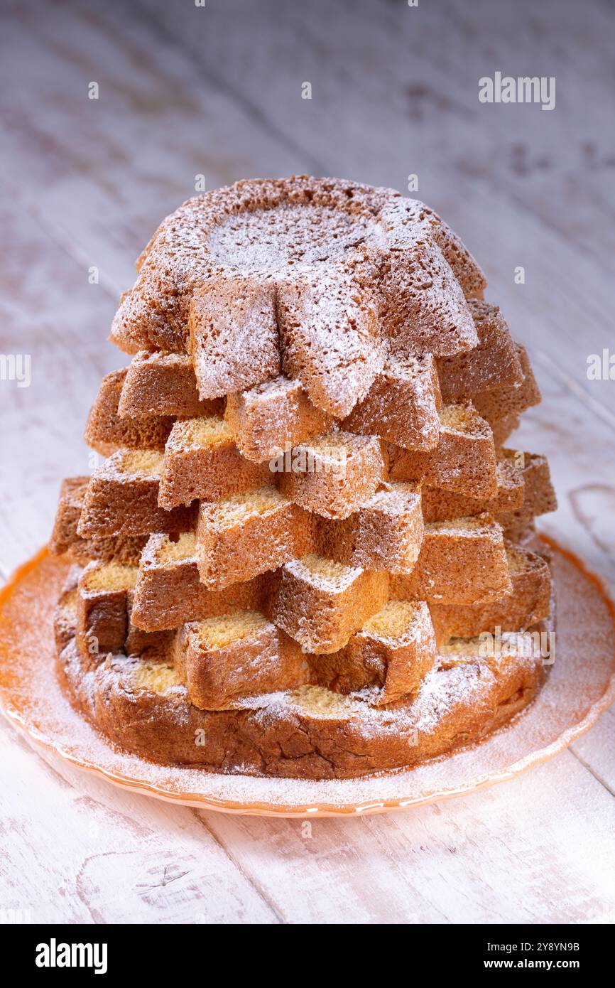 pandoro tranché, pain à la levure sucré italien, gâterie de Noël traditionnelle décorée de sucre glace Banque D'Images