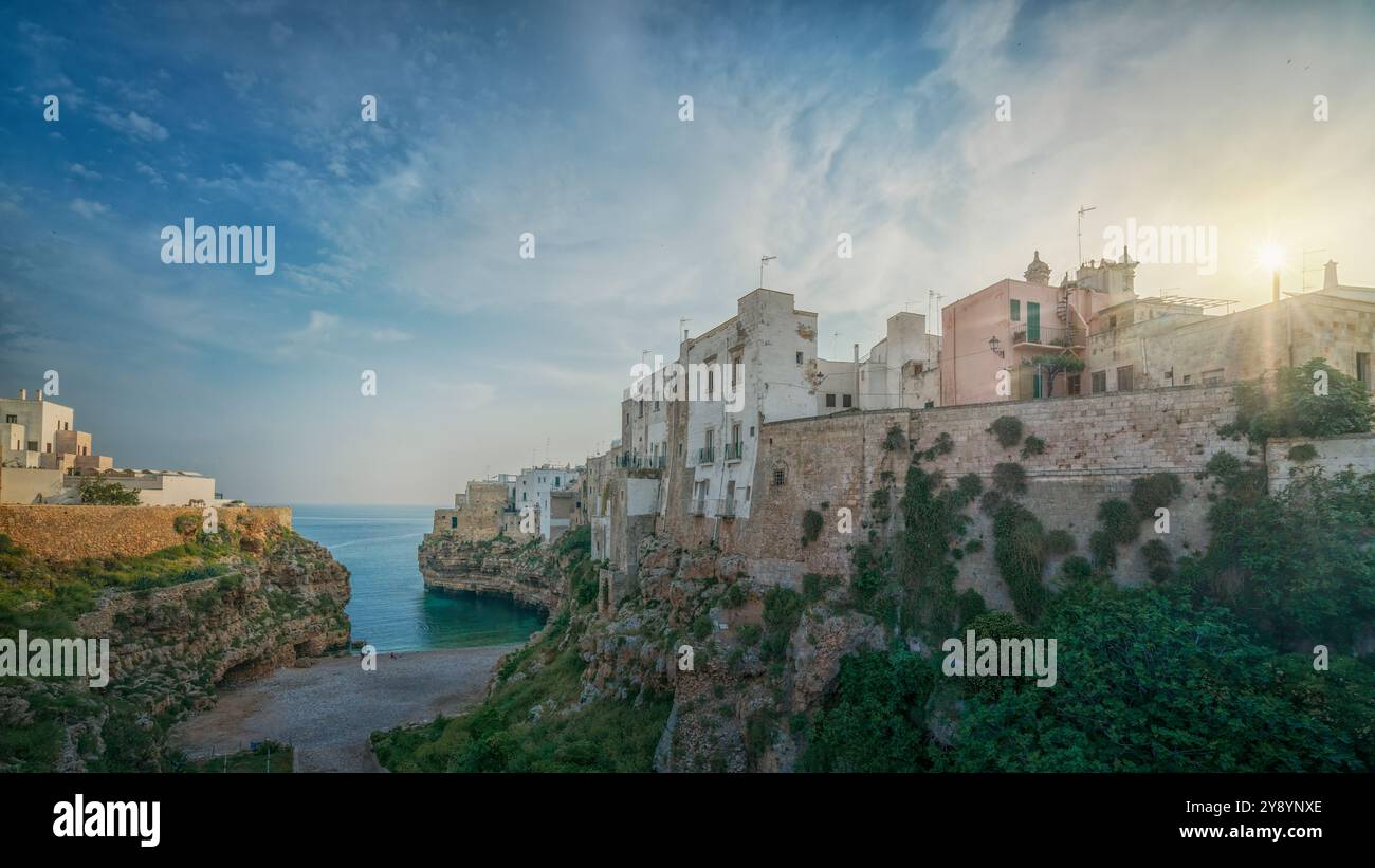 Lama Monachile crique et plage et les maisons de Polignano a Mare sur les rochers au petit matin. Province de Bari, Pouilles ou région des Pouilles, Italie. Banque D'Images