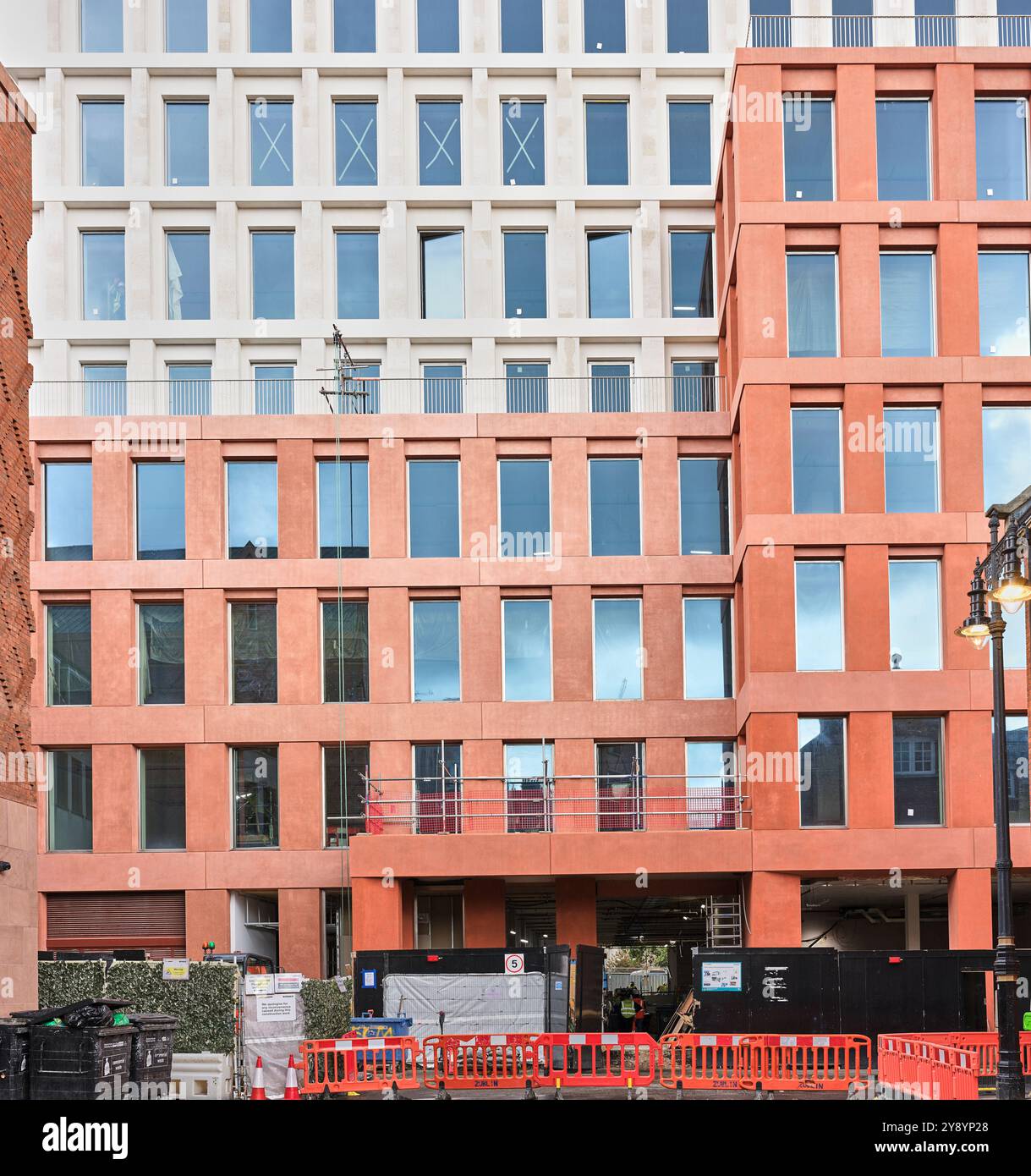 Anciennement connu sous le nom de Berger House, ce bloc de bureaux est en cours de rénovation, septembre 2024, Mayfair, Londres, Angleterre. Banque D'Images