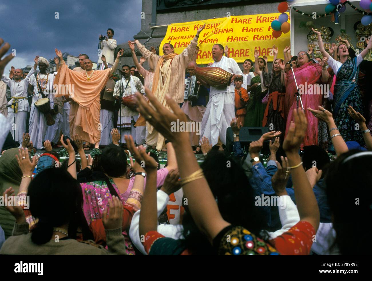 Festival hindou de Rathayatra Hyde Park à Trafalgar Square Londres Angleterre. Londres, Angleterre vers juillet 2004. La Société internationale pour la conscience de Krishna (ISKCON), également connue sous le nom de « mouvement Hare Krishna ». Rathayatra hindou ou festival du chariot. Les dévots dansent et célèbrent en marchant de Hyde Park en descendant Park Lane dans leurs robes oranges traditionnelles à Trafalgar Square. Banque D'Images