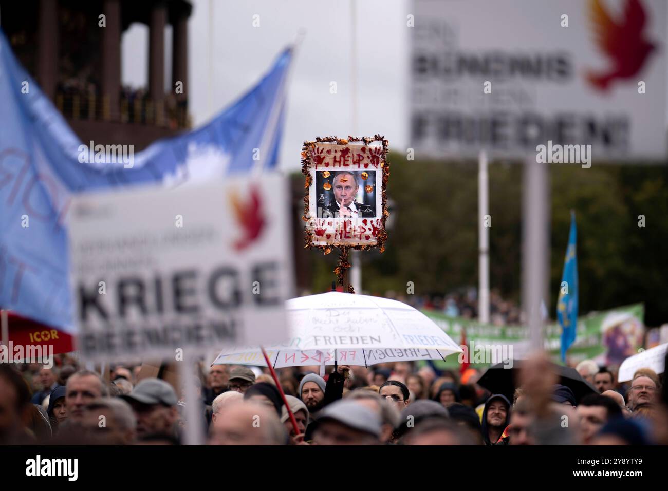 Friedensdemo Nein zu Kriegen DEU, Deutschland, Allemagne, Berlin, 03.10.2024 Demonstranten mit Schild Foto Poutine und Help auf der bundesweiten Demonstration der deutschen Friedensbewegung unter dem motto Nein zu Kriegen und Hochruestung Die Waffen nieder Ja zu Frieden und soziale Friedenspolitik in Berlin Deutschland . Der Protest verschiedenen Initiativen und Parteien wie Buendnis Bündnis BSW Sahra Wagenknecht , SPD, Die Linke , Gewerkschaften etc fordert einen Waffenstillstand in Gaza und Nahost , Friedensverhandlungen sowie Ende der Sanktionen und den Krieg Ukraine gegen Russland sowie Israel Banque D'Images