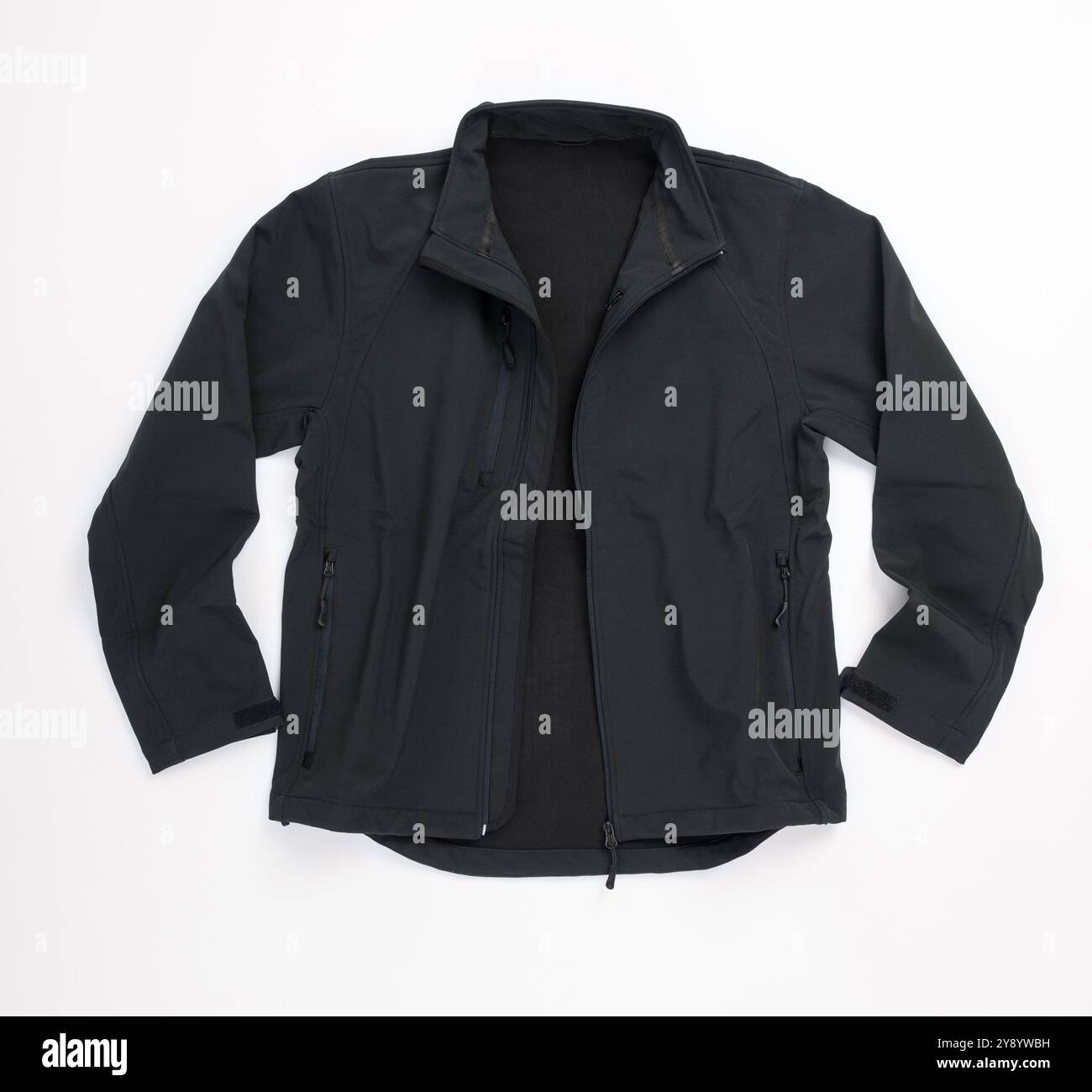 Veste noire plate sur fond blanc Banque D'Images