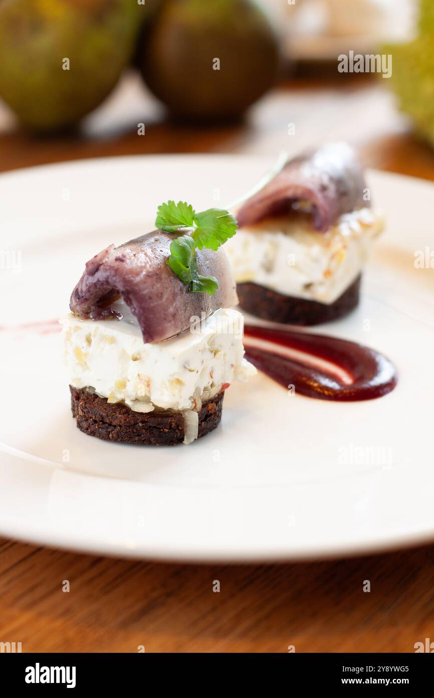 Hors-d'œuvre gastronomique au hareng mariné au restaurant polonais raffiné Banque D'Images