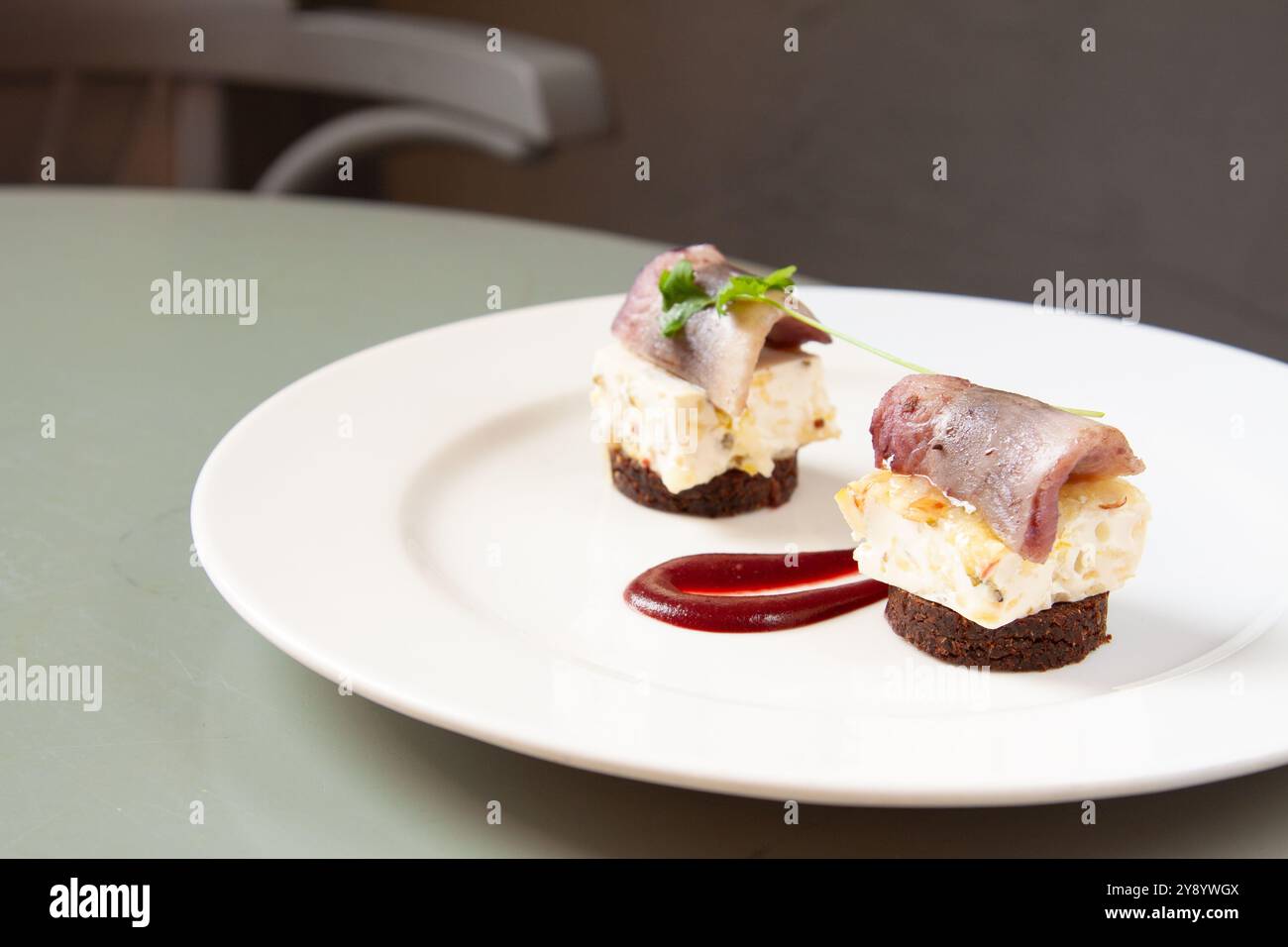 Hors-d'œuvre gastronomique au hareng mariné au restaurant polonais raffiné Banque D'Images