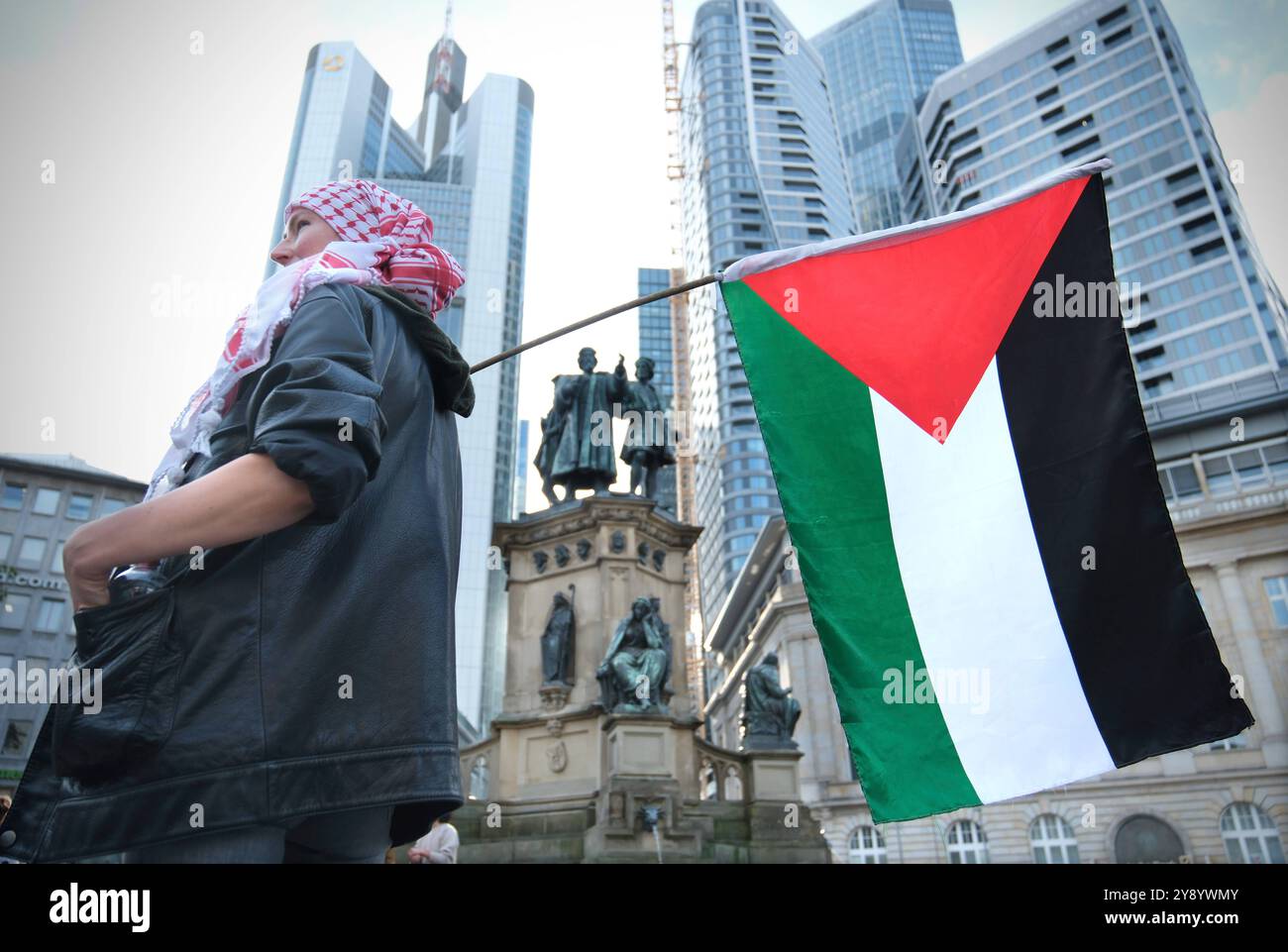 Pro-Palaestina-Demo am Jahrestag des Hamas-Terrorangriffs in Israel am Montag 07.10.2024 in Frankfur am main. Die Stadt Frankfurt am main hatte die démonstration unter dem motto fuer ein freies Palaestina Der SIEG gehoert der Gerechtigkeit am Mittwoch 02.10.2024 verboten. Grund dafuer waren zu erwartende Volksverhetzungen, Aufrufe zu Straftaten sowie israelfeindliche und antisemitische Ausrufe. Die Anmelderin der geplanten Demonstration und Kundgebung ging gerichtlich gegen das Verbot vor und bekam in beiden Instanzen Recht. USAGE ÉDITORIAL EXCLUSIF *** démonstration Pro Palestine à l'occasion de l'anniversaire Banque D'Images