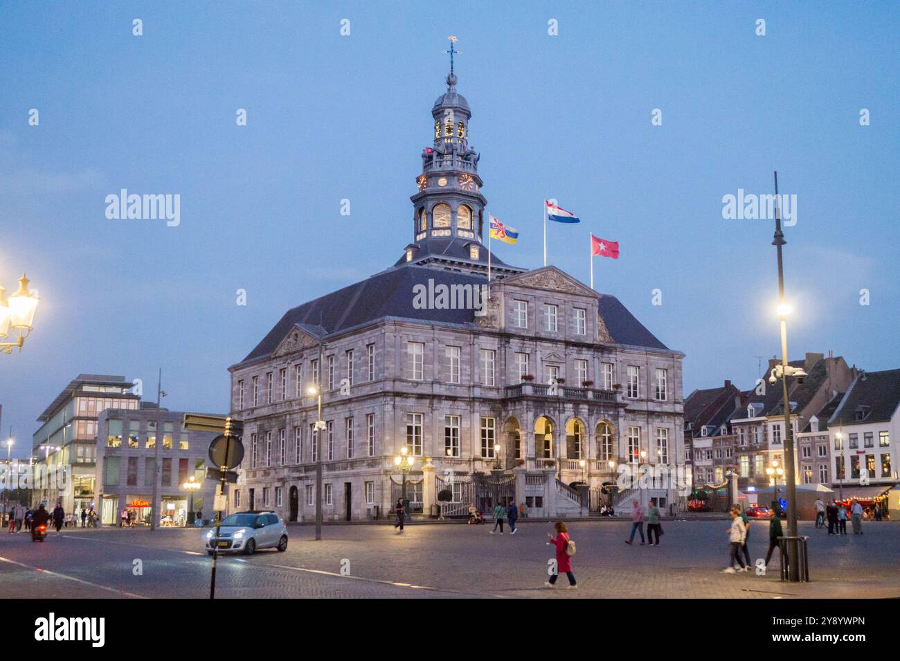 Stadhuis, hôtel de ville, 1659-1664, style classique hollandais par Pieter Post, Markt, Maastricht, pays-Bas au coucher du soleil Banque D'Images