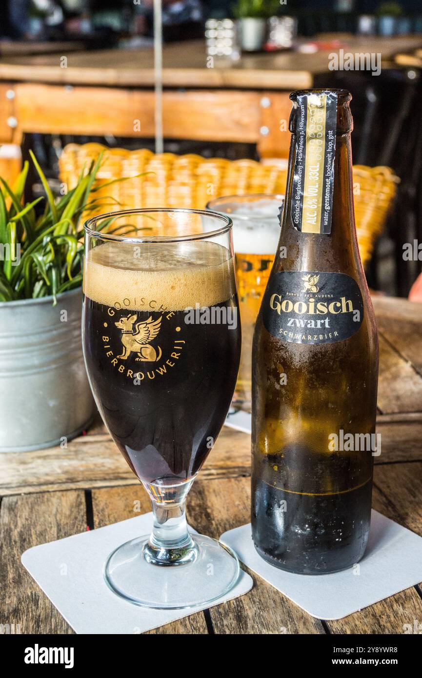 Une bouteille et un verre de bière Gooisch Zwart stout, Café Paulus, Maastricht, pays-Bas Banque D'Images