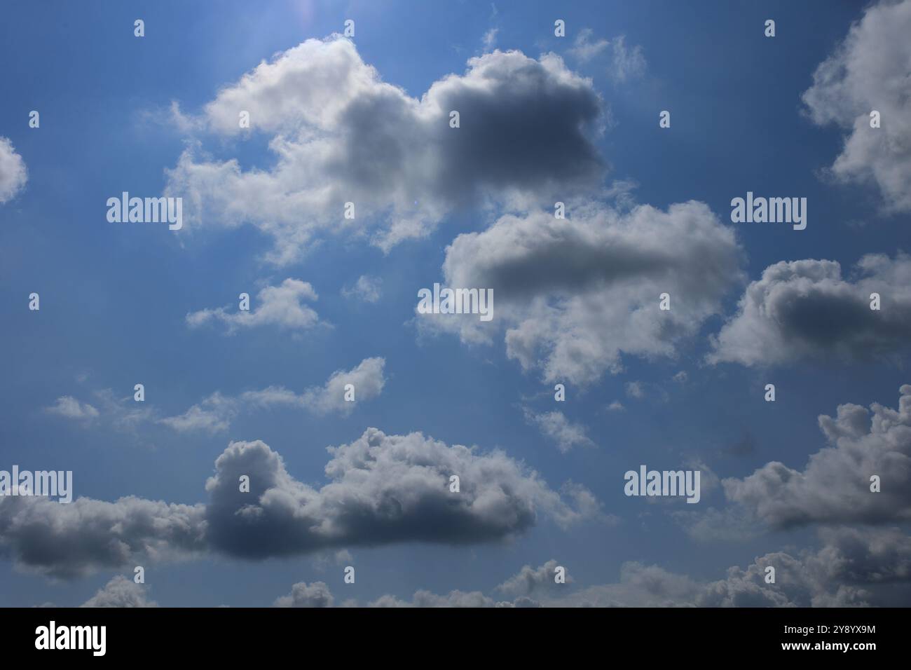 Le soleil est derrière un nuage Banque D'Images