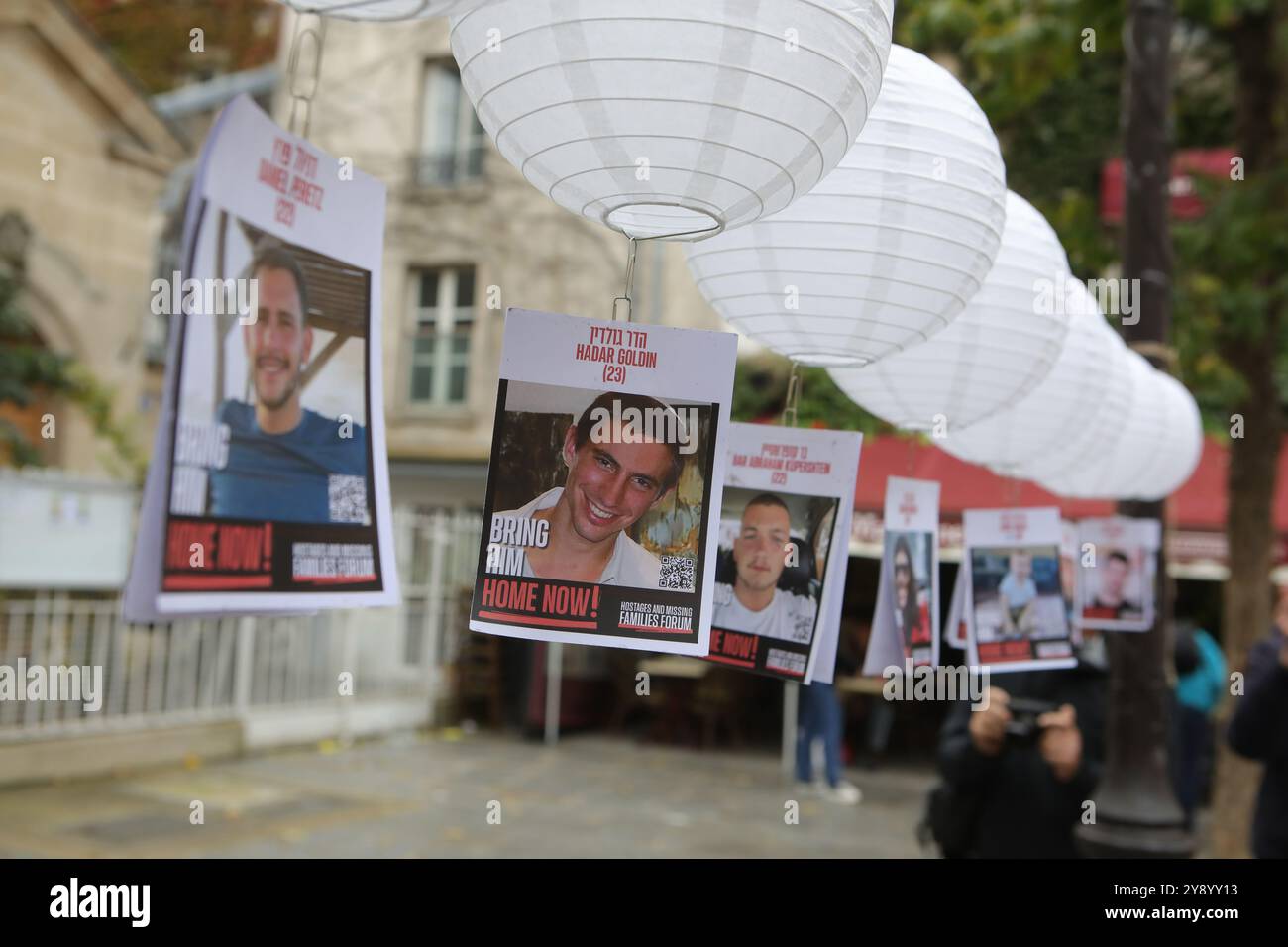 Paris, France, le 7 octobre 20243, lanternes à la mémoire des victimes du 7 octobre 2023 sur le parvis de 260 enfants du 4 ème arrondissement de Paris. Crédit François Loock/Alamy Live News Banque D'Images