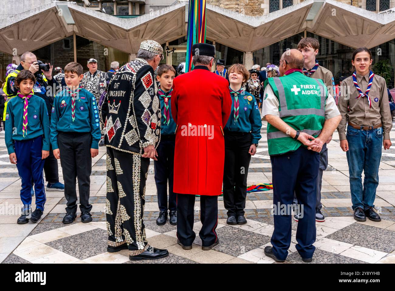Un retraité de Chelsea inspecte Un groupe de scouts Cub au Pearly Kings and Queens Costermongers Harvest Festival, au Guildhall Yard, Londres, Royaume-Uni. Banque D'Images