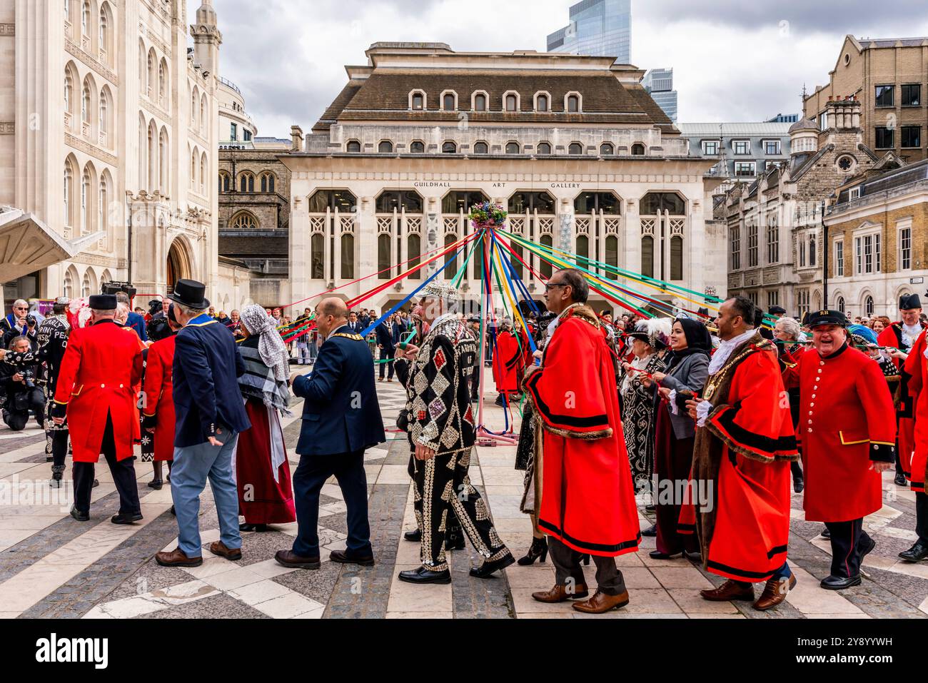 Pearly Kings & Queens, les maires de Londres et les retraités de Chelsea dansent autour du Maypole pendant le festival de récolte des Pearly Kings et des Queens, Londres, Royaume-Uni. Banque D'Images Pearly Kings & Queens, les maires de Londres et les retraités de Chelsea dansent autour du Maypole pendant le festival de récolte des Pearly Kings et des Queens, Londres, Royaume-Uni. Banque D'Images