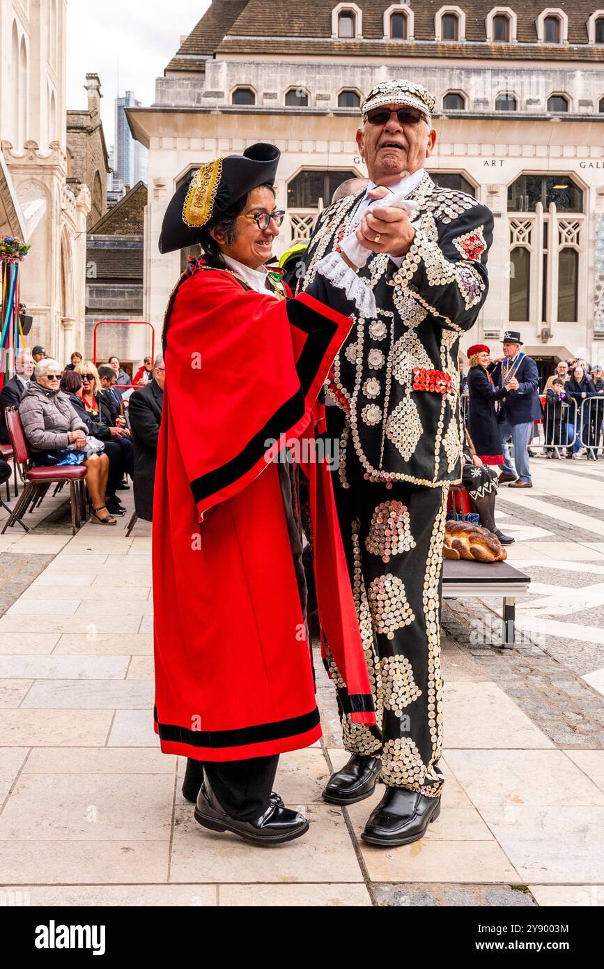 A Pearly King danse avec Un maire de London Borough au festival annuel de récolte des Pearly Kings et Queens Costermongers, au Guildhall Yard, Londres, Royaume-Uni. Banque D'Images A Pearly King danse avec Un maire de London Borough au festival annuel de récolte des Pearly Kings et Queens Costermongers, au Guildhall Yard, Londres, Royaume-Uni. Banque D'Images