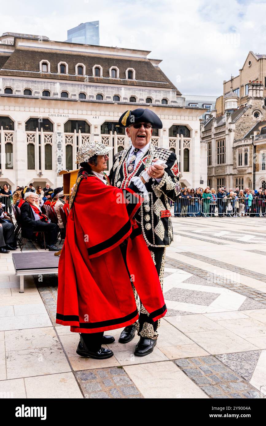 A Pearly King change de chapeaux et de danses avec Un maire de London Borough au festival annuel de récolte des Pearly Kings et Queens Costermongers, Londres, Royaume-Uni. Banque D'Images A Pearly King change de chapeaux et de danses avec Un maire de London Borough au festival annuel de récolte des Pearly Kings et Queens Costermongers, Londres, Royaume-Uni. Banque D'Images