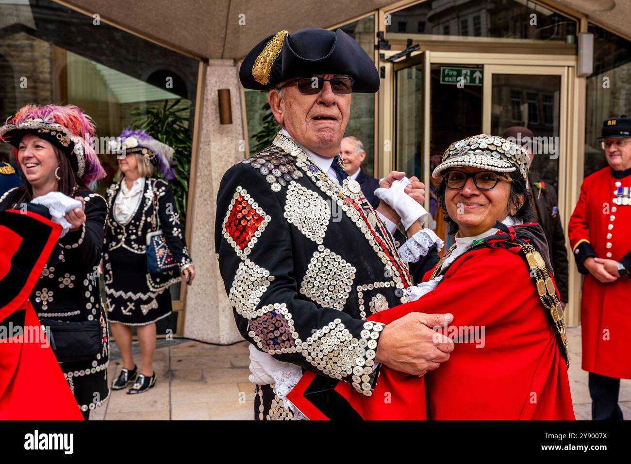 A Pearly King change de chapeaux et de danses avec Un maire de London Borough au festival annuel de récolte des Pearly Kings et Queens Costermongers, Londres, Royaume-Uni. Banque D'Images A Pearly King change de chapeaux et de danses avec Un maire de London Borough au festival annuel de récolte des Pearly Kings et Queens Costermongers, Londres, Royaume-Uni. Banque D'Images