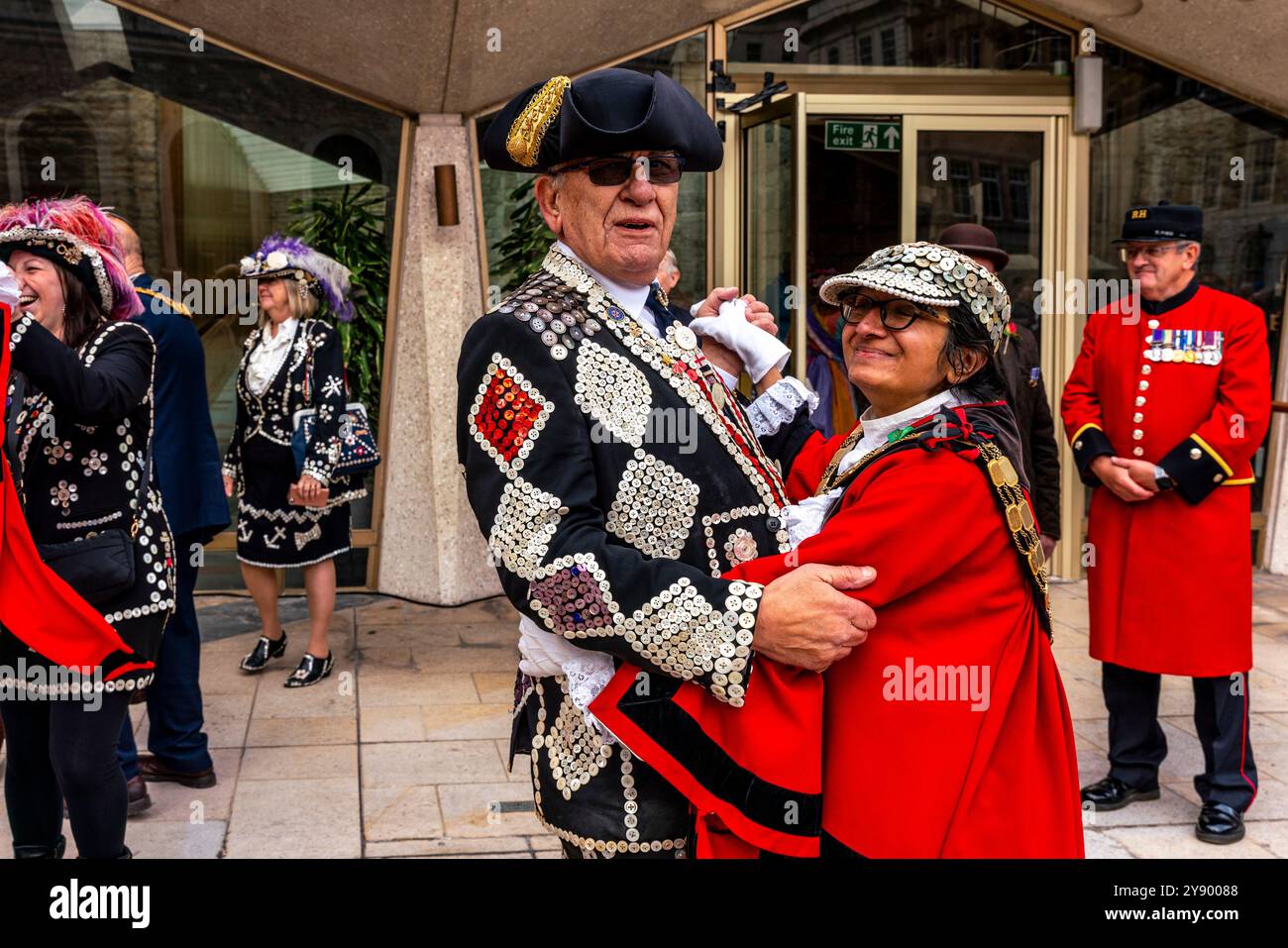 A Pearly King change de chapeaux et de danses avec Un maire de London Borough au festival annuel de récolte des Pearly Kings et Queens Costermongers, Londres, Royaume-Uni. Banque D'Images A Pearly King change de chapeaux et de danses avec Un maire de London Borough au festival annuel de récolte des Pearly Kings et Queens Costermongers, Londres, Royaume-Uni. Banque D'Images