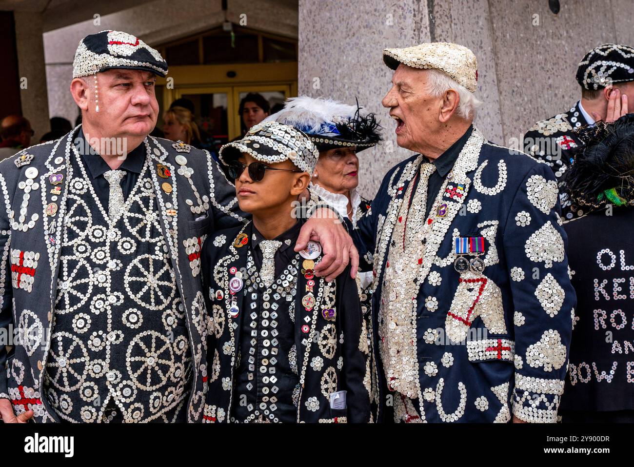 Un groupe de Pearly Kings, Queens et Pearly Prince au festival annuel de récolte des Pearly Kings et Queens Costermongers, au Guildhall Yard, Londres, Royaume-Uni Banque D'Images Un groupe de Pearly Kings, Queens et Pearly Prince au festival annuel de récolte des Pearly Kings et Queens Costermongers, au Guildhall Yard, Londres, Royaume-Uni Banque D'Images