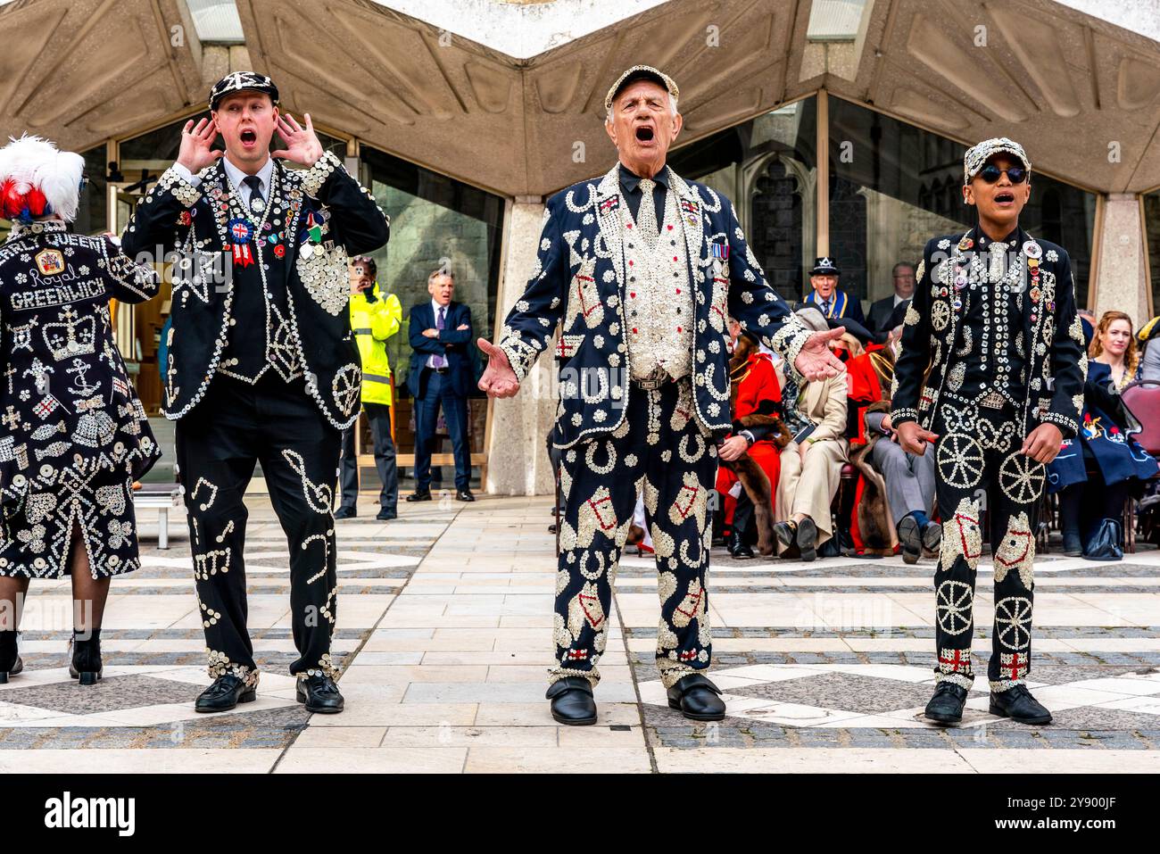 Un groupe de perles chantant des chansons traditionnelles au festival annuel Pearly Kings et Queens Costermongers Harvest Festival, au Guildhall Yard, Londres, Royaume-Uni. Banque D'Images