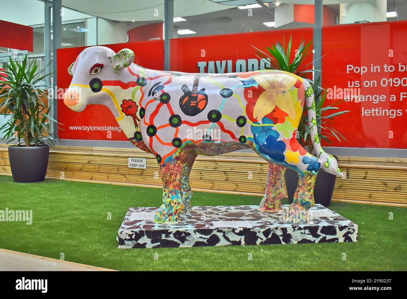 Une vache peinte au Central Business Exchange de Milton Keynes. Banque D'Images
