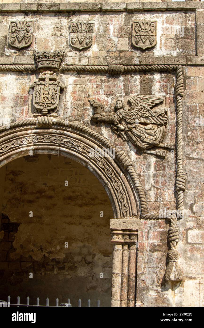 Un ange sculpté dans la pierre sur la façade de Calpan ex couvent. Banque D'Images