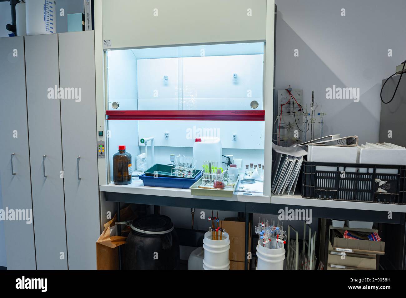 Armoire acide ou hotte d'aspiration dans une salle de classe de chimie de lycée Banque D'Images