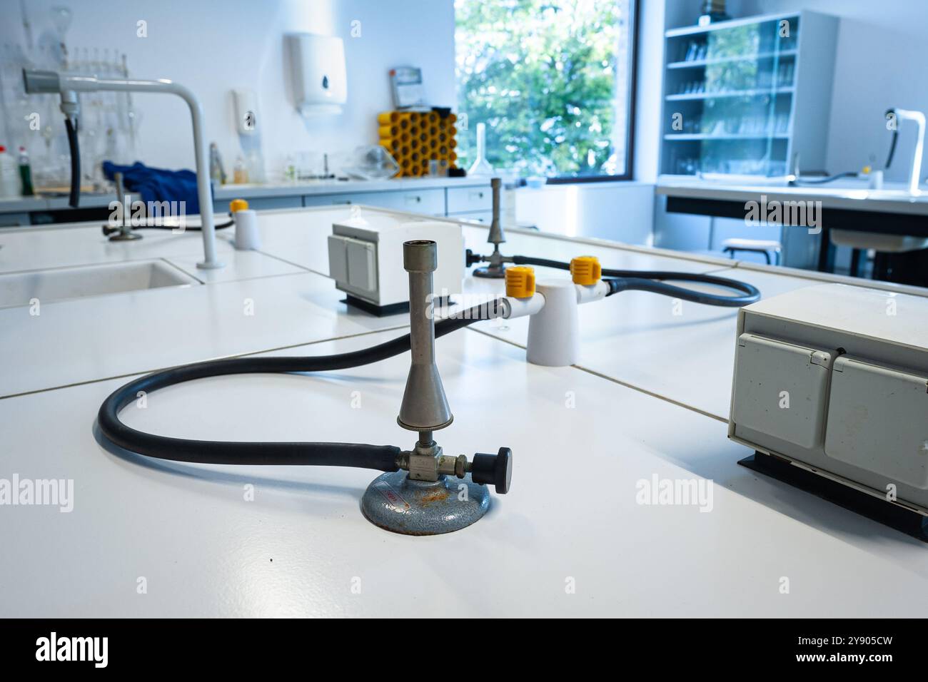 Brûleur à gaz pour des leçons pratiques dans une salle de classe de chimie de lycée Banque D'Images