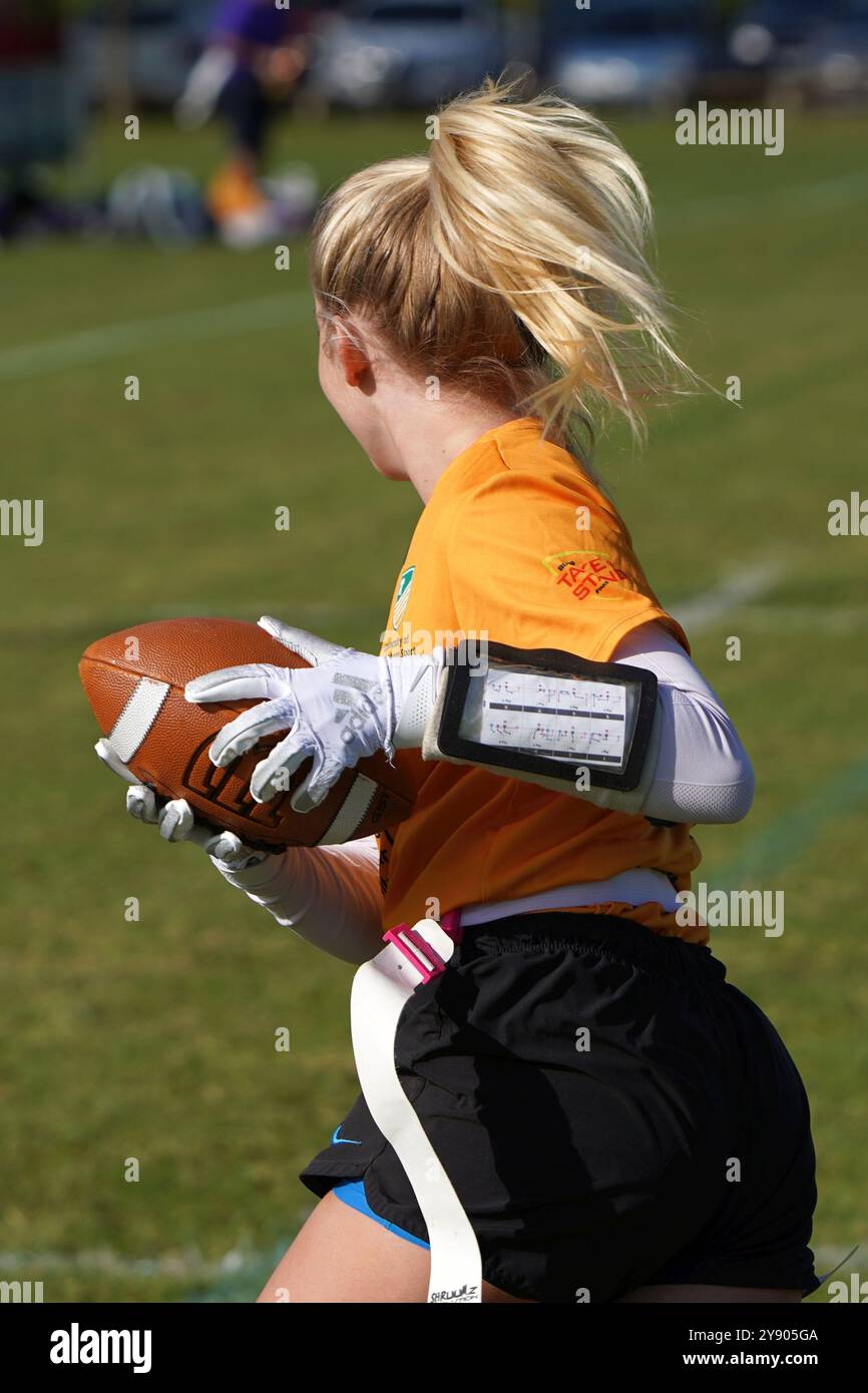 Joueuse de football drapeau féminin avec le football au Pantherbowl 2024 Banque D'Images