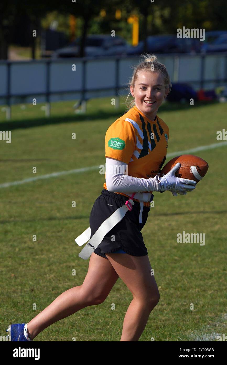 Joueuse de football drapeau féminin avec le football au Pantherbowl 2024 Banque D'Images