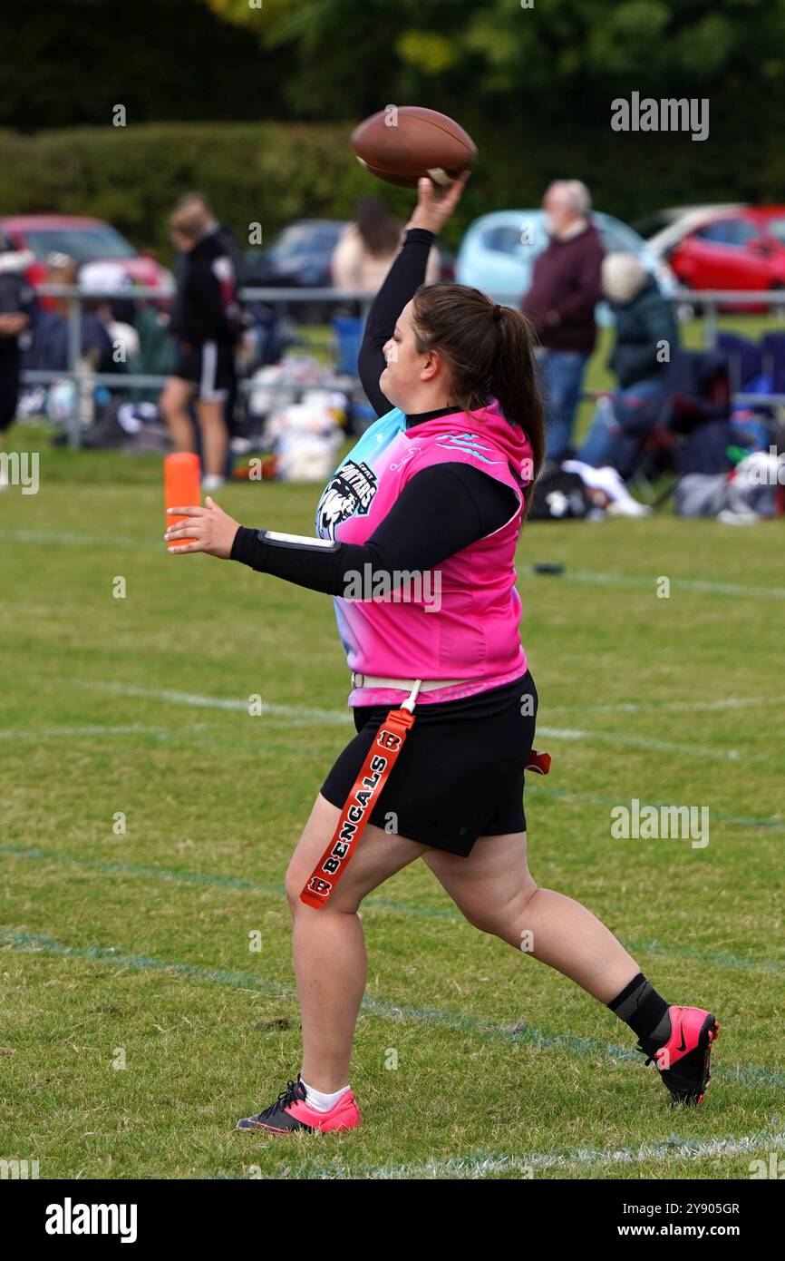 Quarterback féminin lançant la balle au Pantherbowl 2024 Banque D'Images
