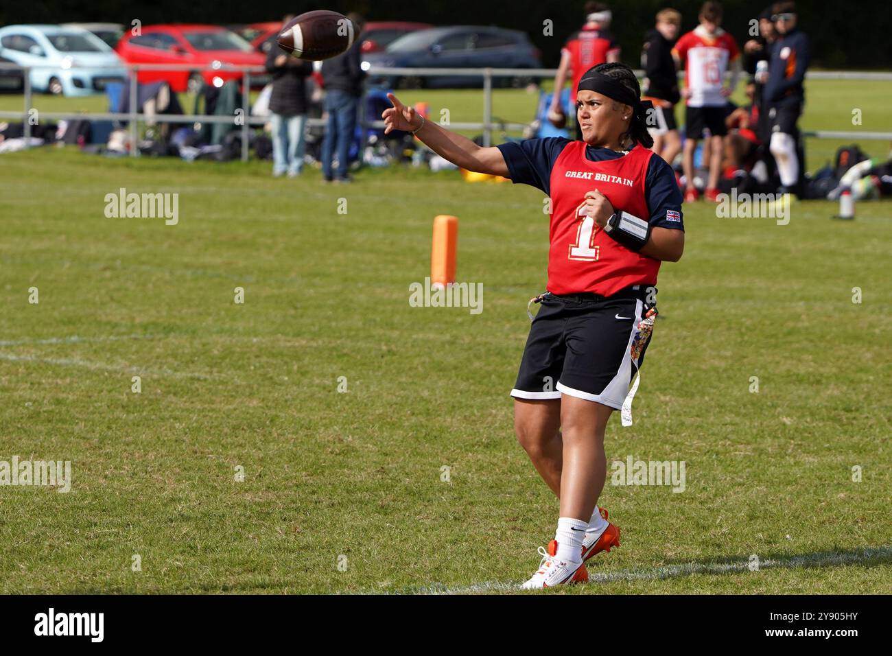 Quarterback féminin lançant la balle au Pantherbowl 2024 Banque D'Images