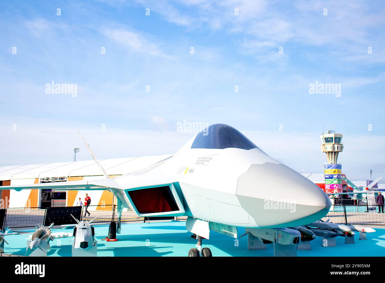 Istanbul, aéroport de Atatürk, Turquie- 25.09.2021 L'avion de guerre national turc de cinquième génération est exposé au Kaan Teknofest. Avion et idée d'avion. Banque D'Images