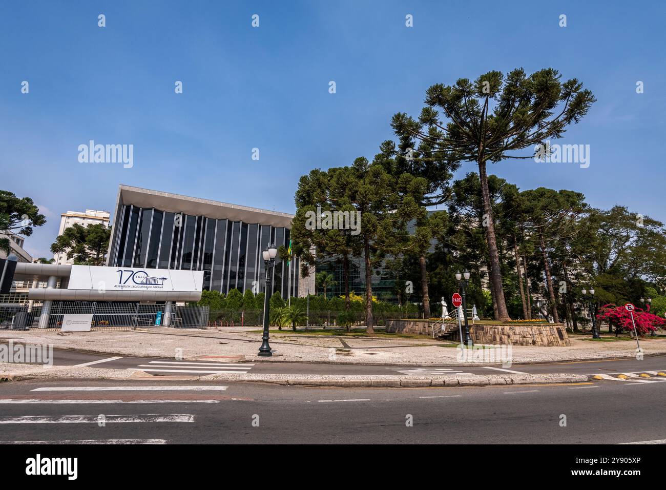 Façade de l'Assemblée législative de l'État de Paraná, Curitiba, Paraná, Brésil le 22 septembre 2024. Banque D'Images