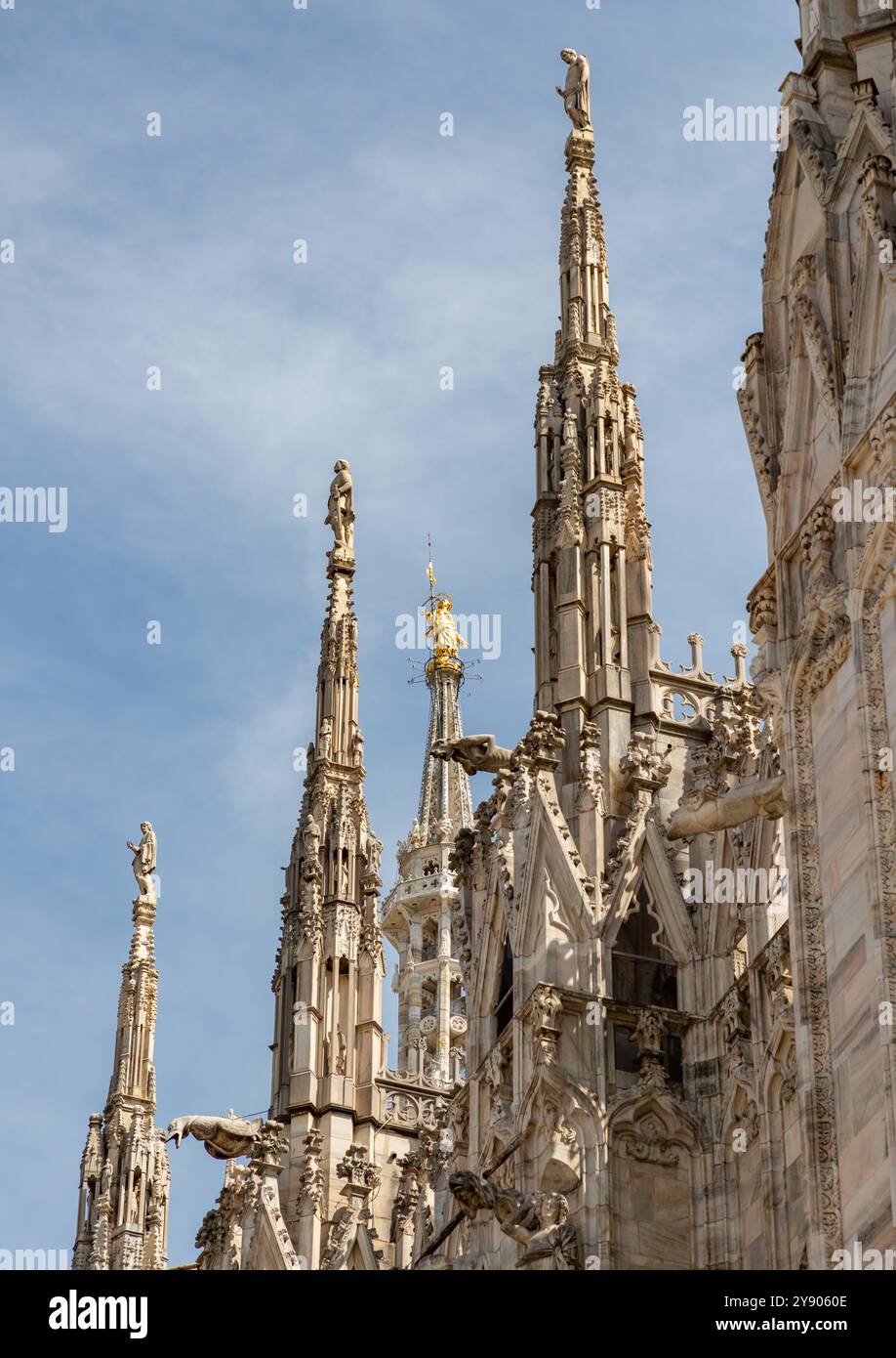 Une photo de la Madonnina au sommet du Duomo di Milano ou cathédrale de Milan. Banque D'Images