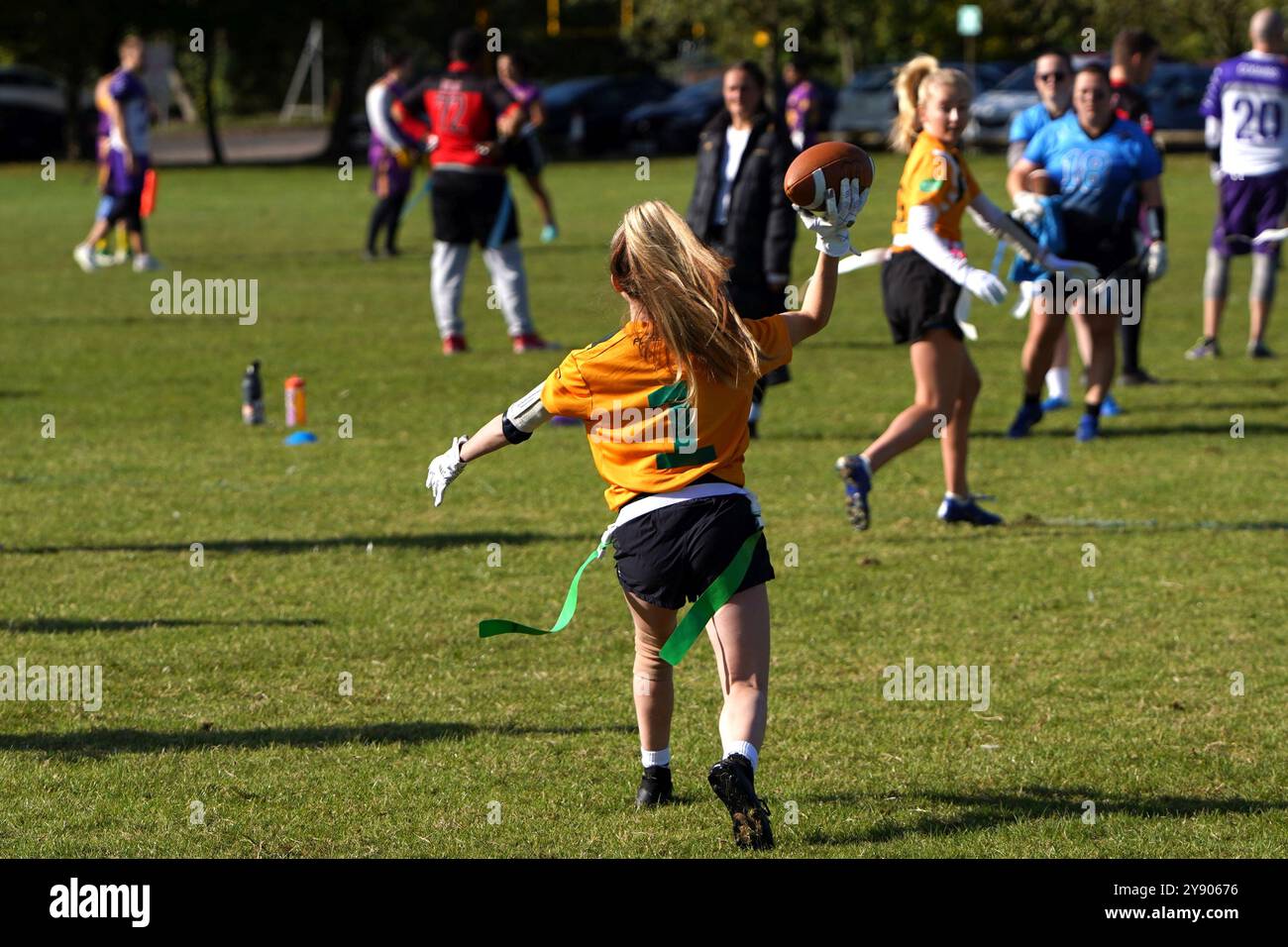 Quarterback féminin lançant la balle au Pantherbowl 2024 Banque D'Images