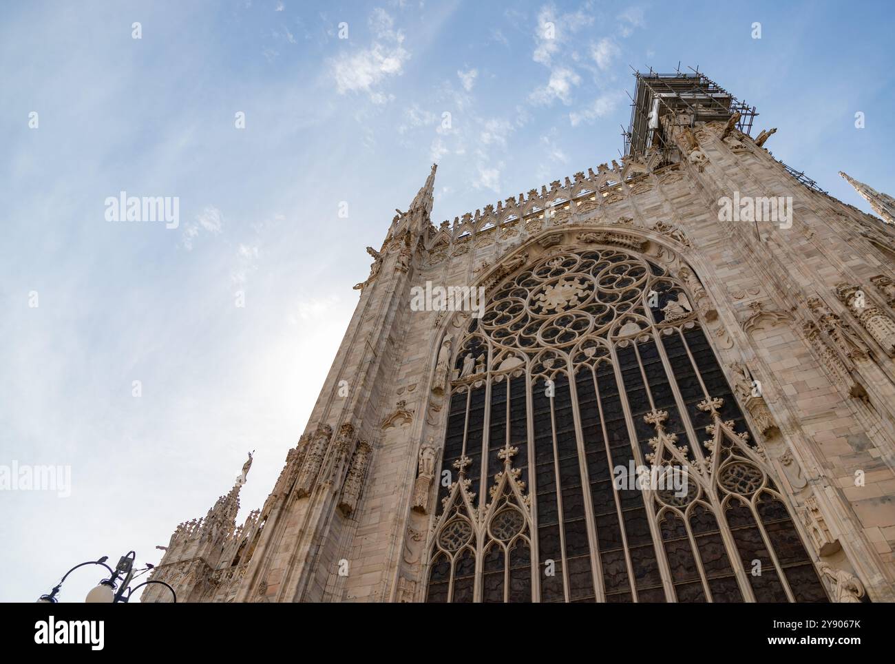 Gros plan de la façade du Duomo di Milano ou de la Cathédrale de Milan. Banque D'Images