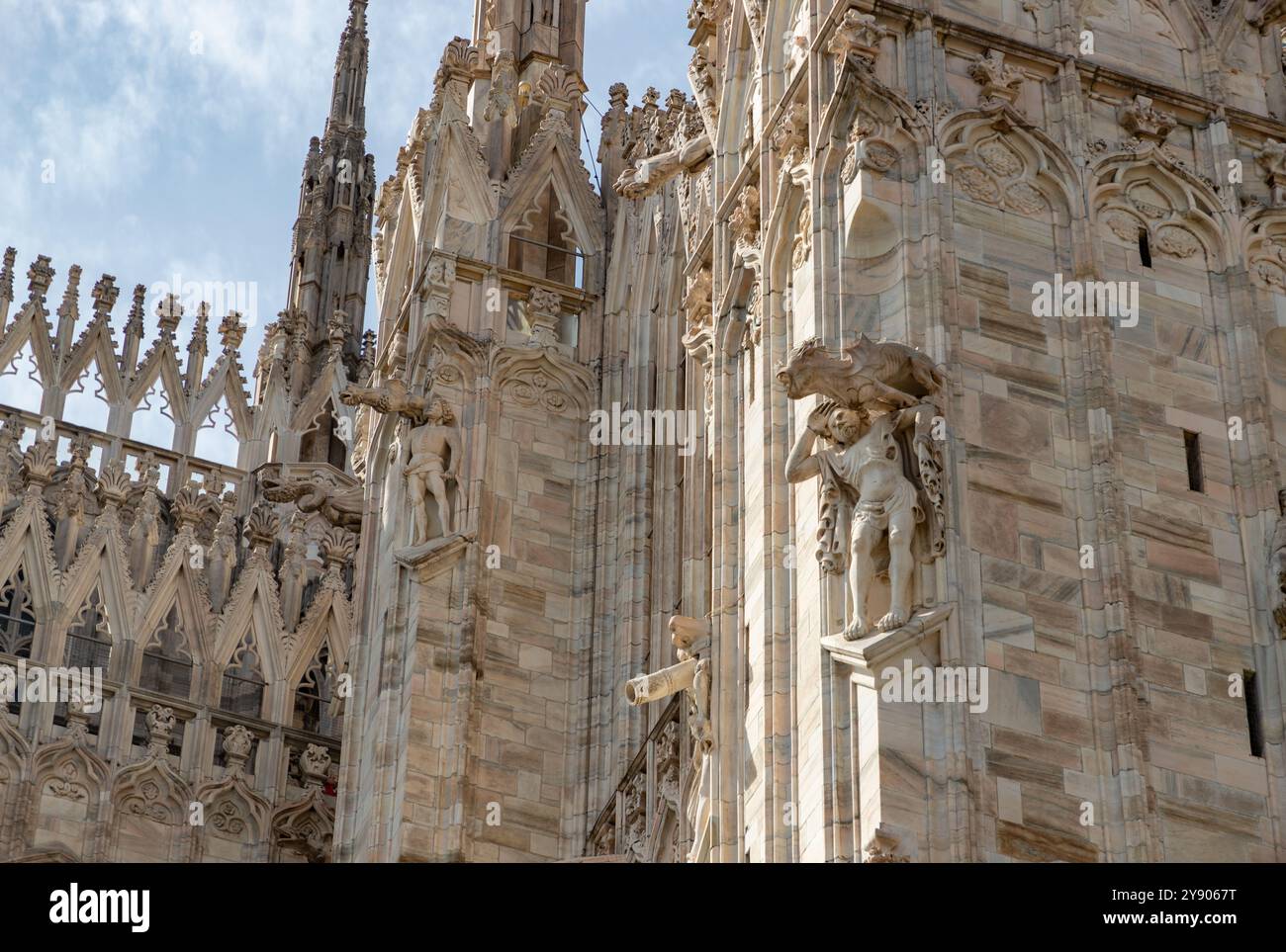 Gros plan de la façade du Duomo di Milano ou de la Cathédrale de Milan. Banque D'Images